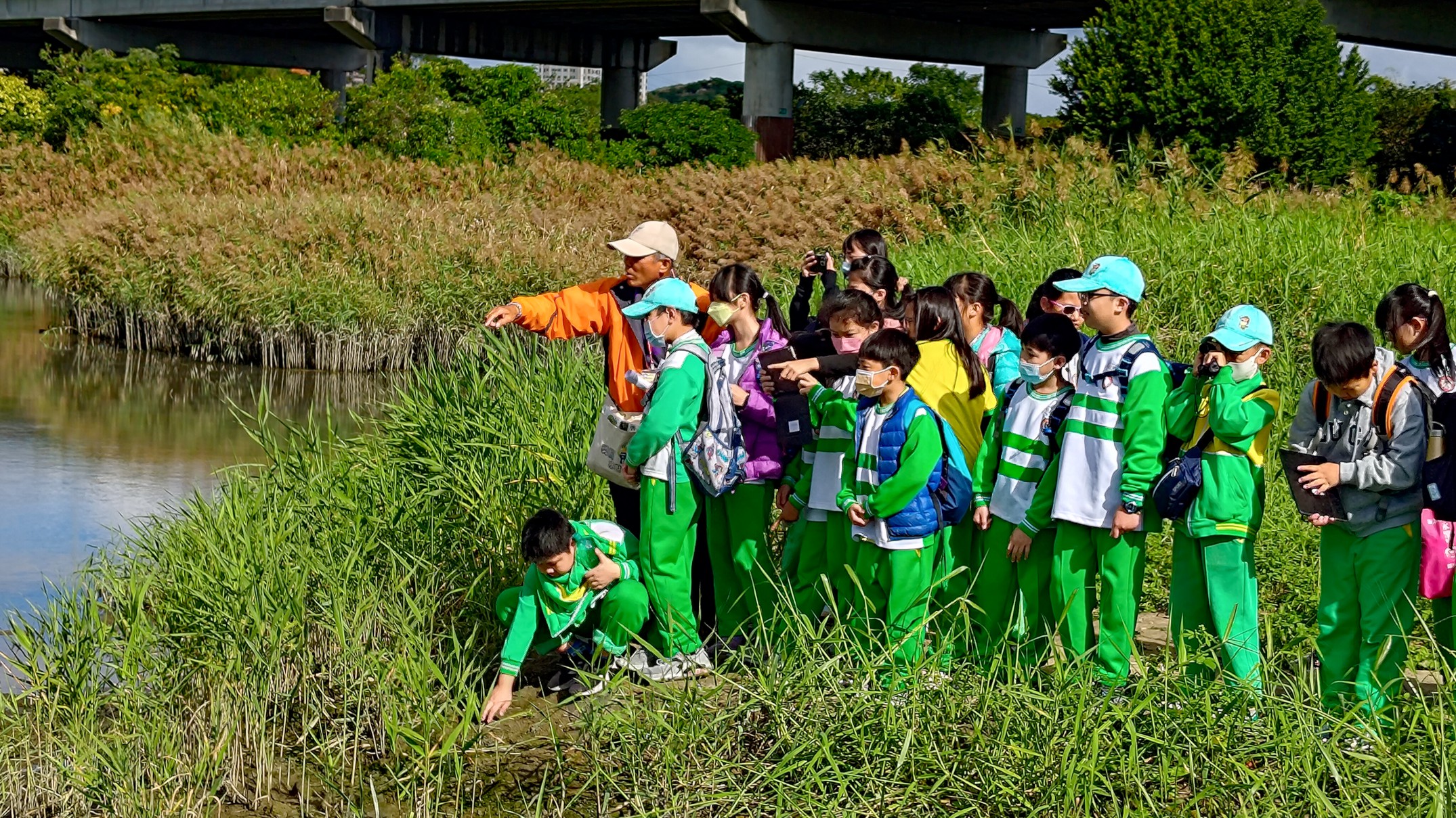 1.濕地志工盧國生老師與蘆洲成功國小學生進行濕地動物解說及觀察