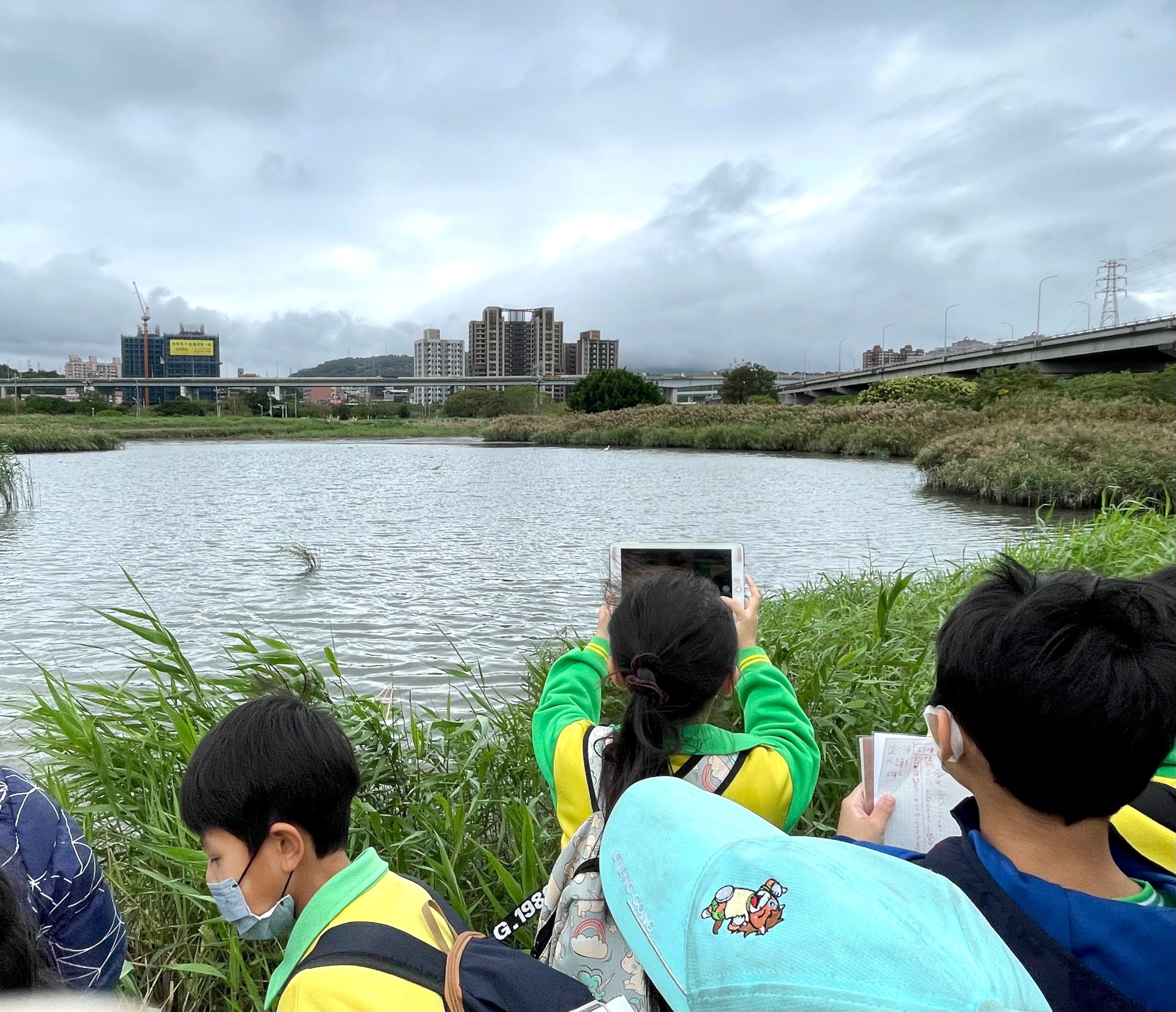 4.蘆洲成功國小學生觀察五股濕地並紀錄濕地生態