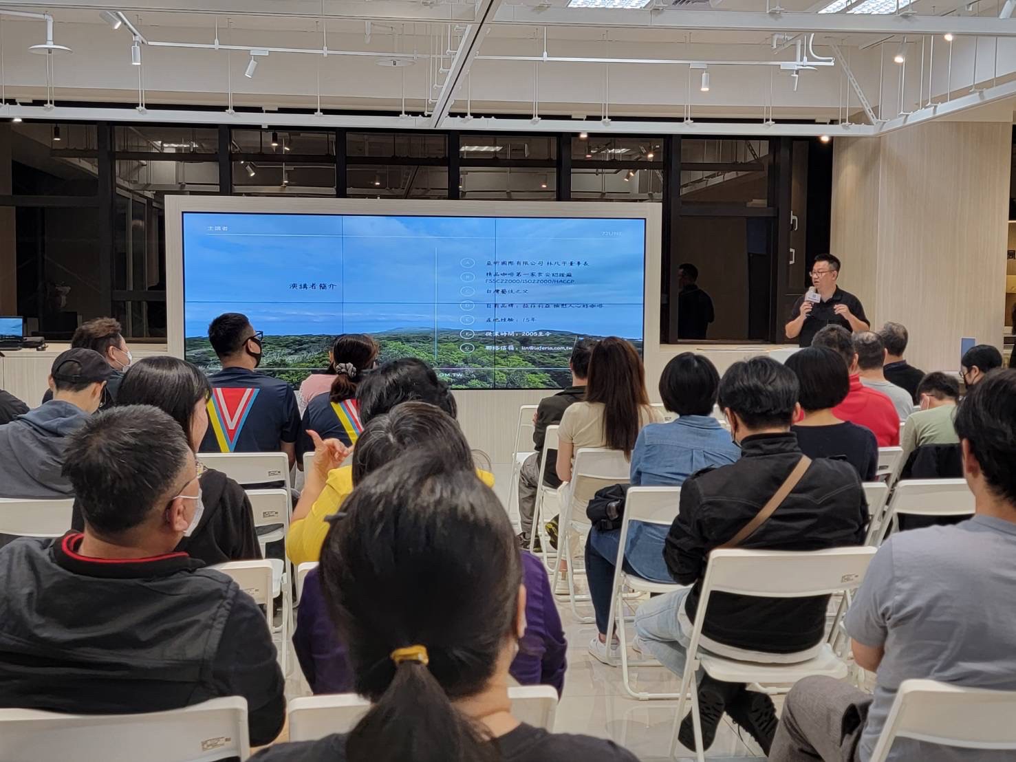 11月新北青創小聚，由益昕國際有限公司董事長林凡宇分享他的咖啡創業故事