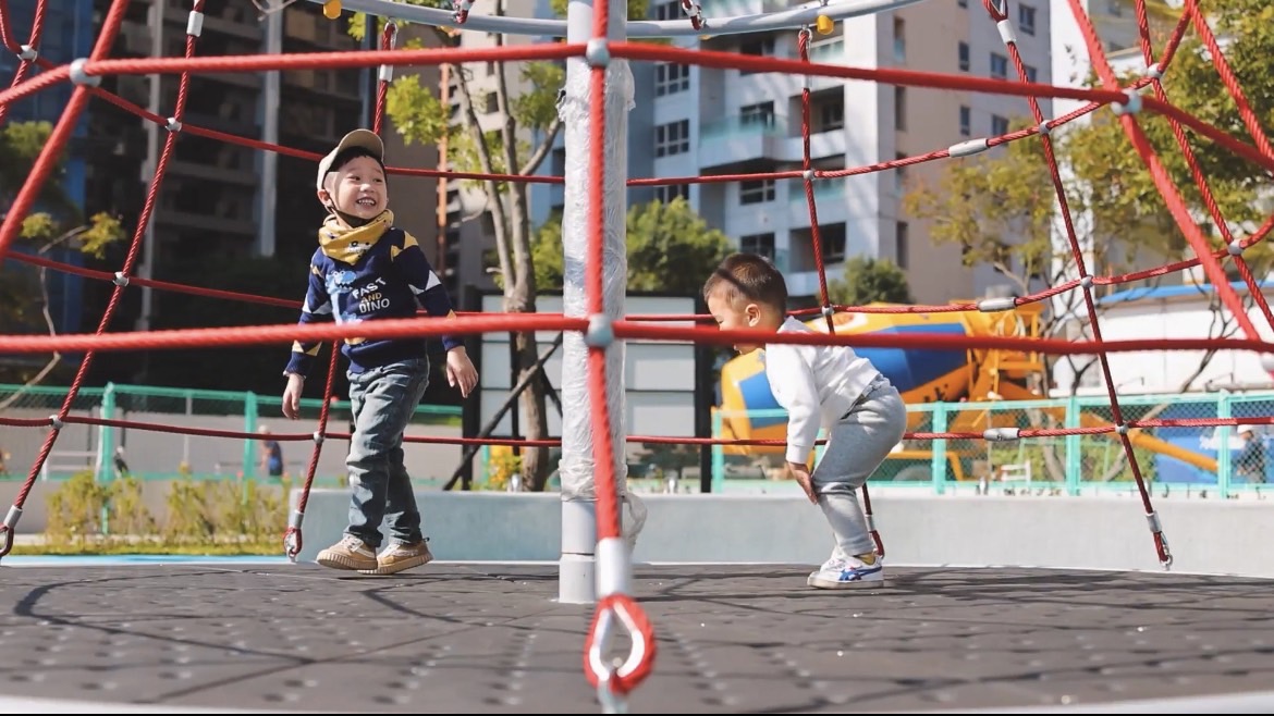 林口吉祥公園提供給市民朋友放鬆身心的生活空間，共融式遊戲場則針對不同年齡層孩子增設互動式遊戲設施，剛啟用就受到小朋友的歡迎。