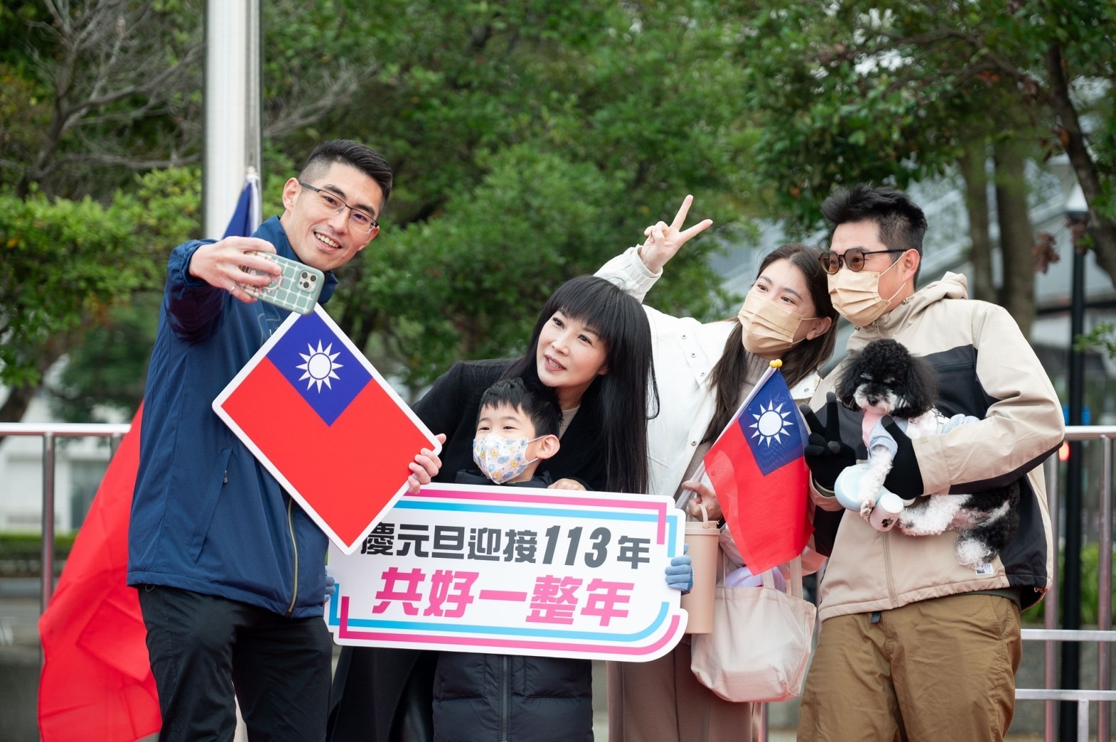 07.區長議員和民眾於舞台熱鬧大玩自拍