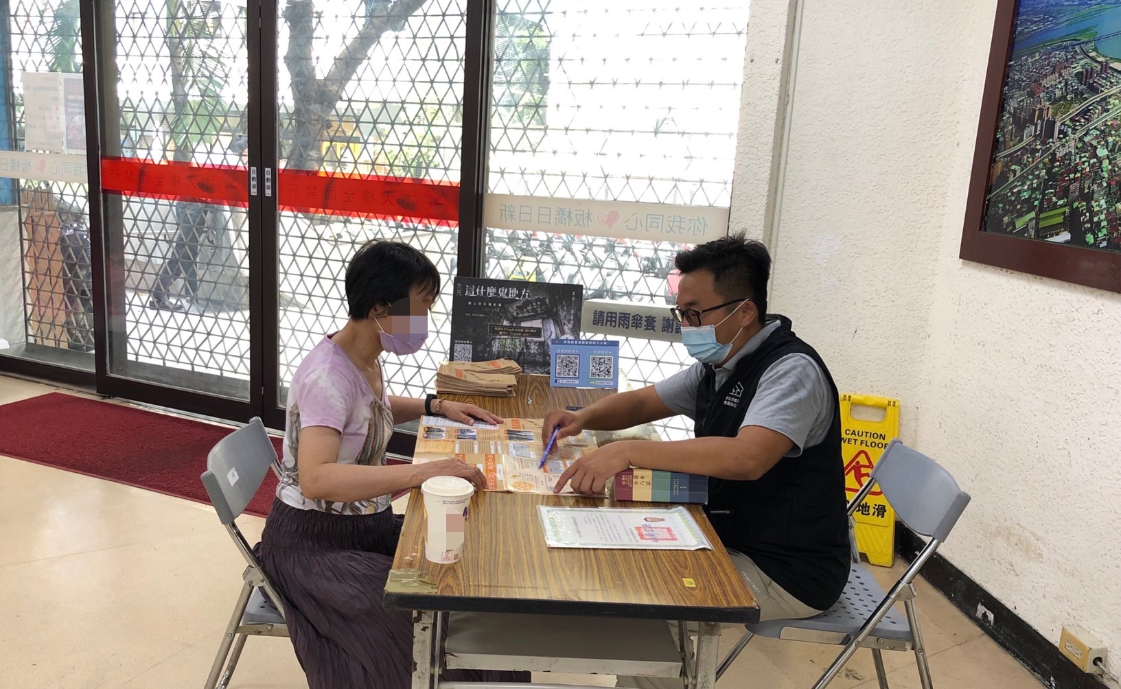 推動師在板橋區公所-提供民眾都市更新法令諮詢