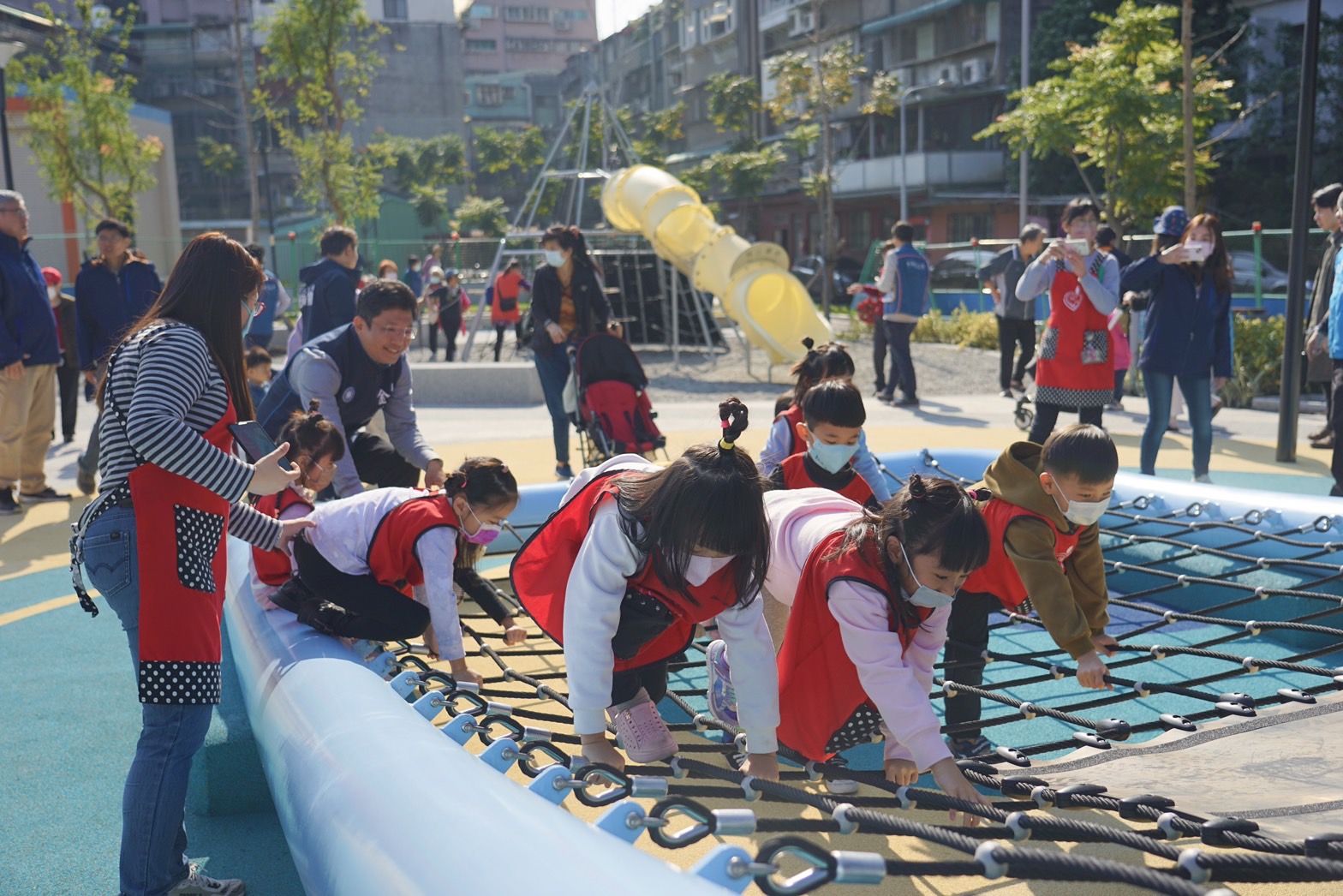 中和佳和公園設置幼兒園、托幼中心，不但解決學齡前幼兒教育、托育及市民運動需求，公園內的體健設施深受幼兒園小朋友喜愛