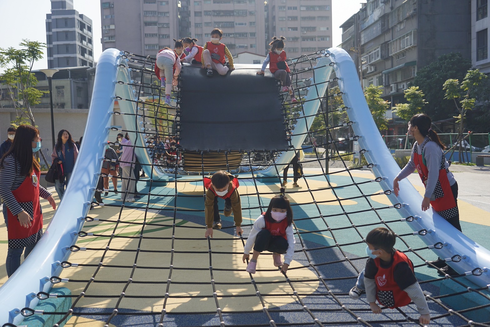 中和佳和公園第二期工程將既有波浪攀爬網更新、新增金字塔溜滑梯及整合環場步道，整體設計延續海洋意象元素融入公園設施中，深受小朋友們的喜愛。