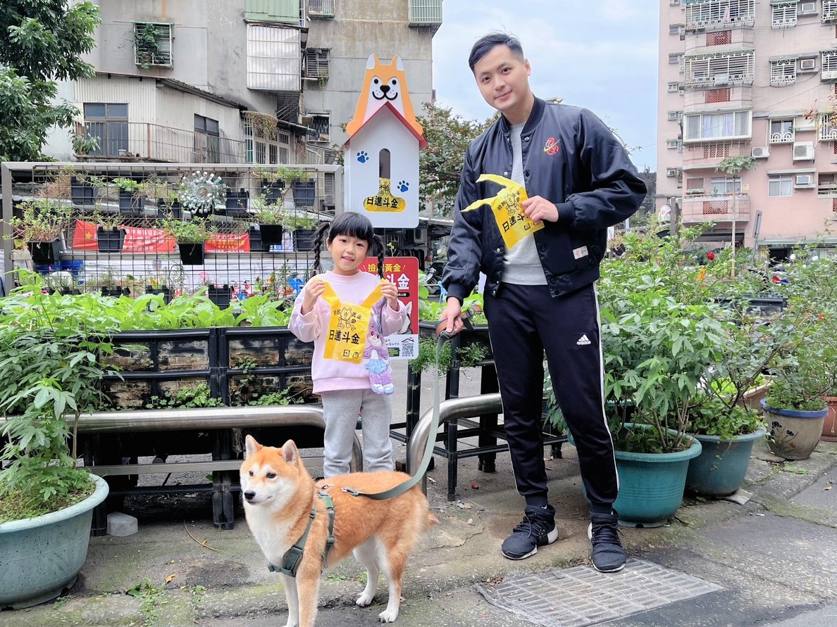 3.每座狗便袋箱右側都有標註管理單位及聯絡電話，民眾如發現缺袋或髒亂等狀況，可直接向管理單位反映