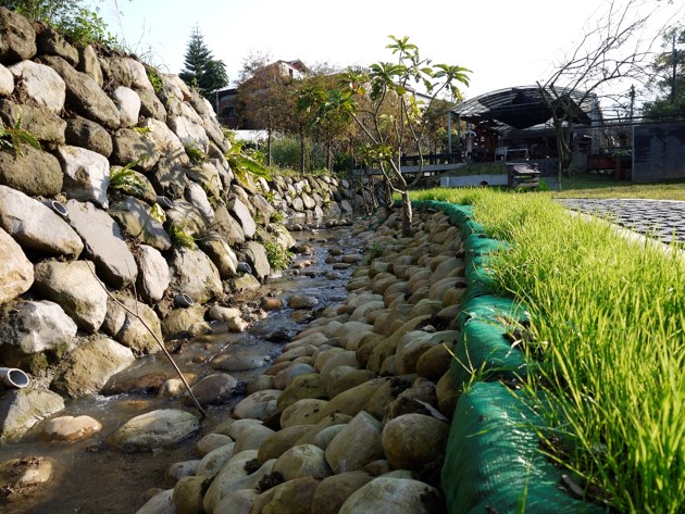  以砌石工法建造，增加生物棲息空間健全保育鳥類循環生態系統