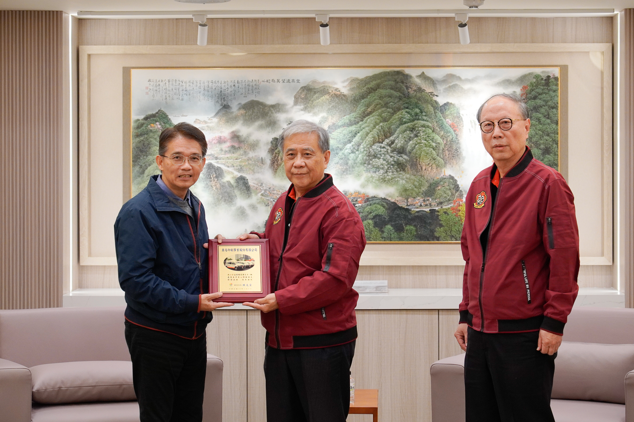  邱敬斌代表侯友宜市長回贈感謝牌給鼎易印刷公司董事長潘正義 右1為總經理單文時