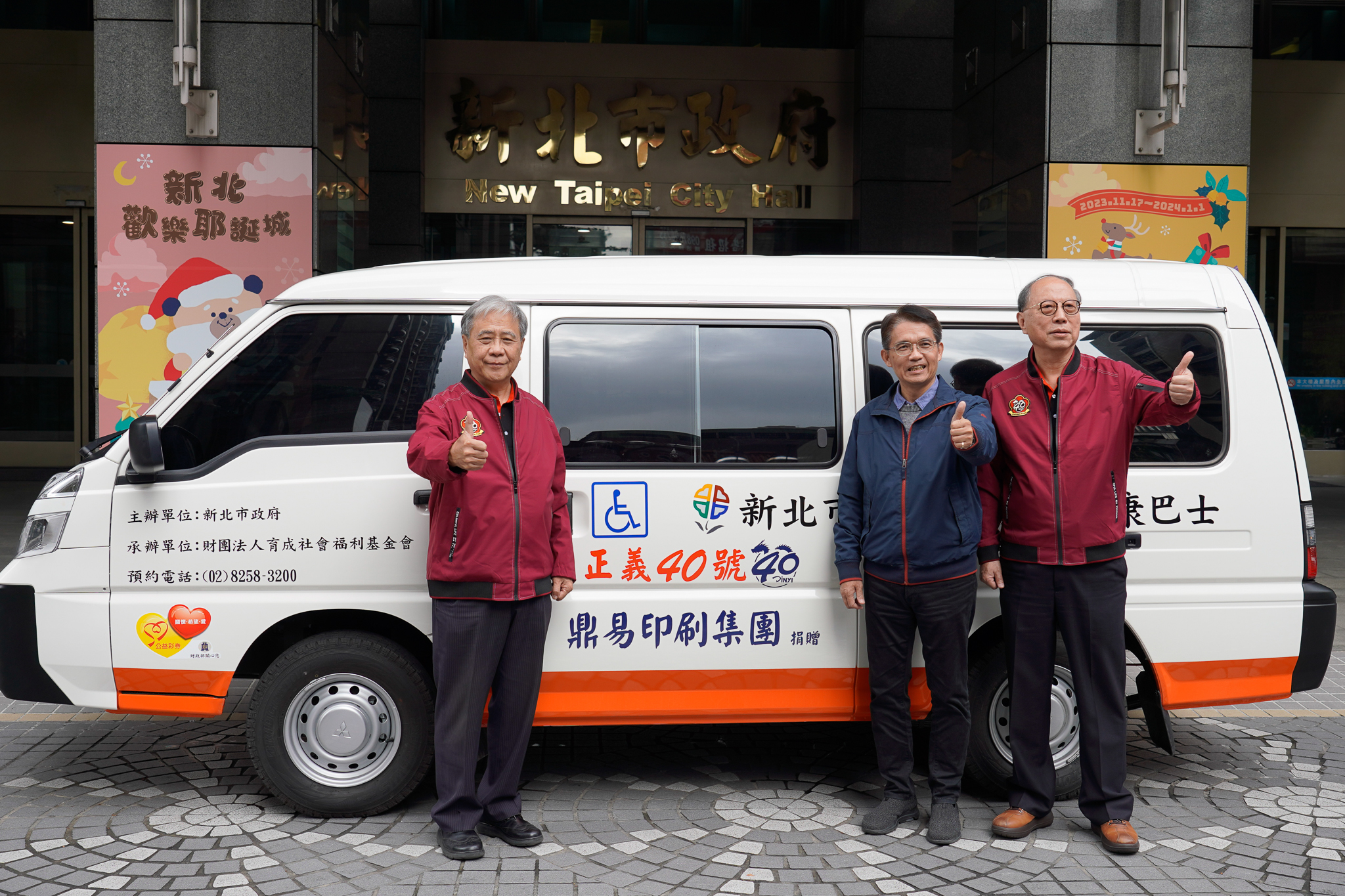 鼎易印刷公司董事長潘正義（左1）和總經理單文時（右1）代表捐贈 由邱敬斌（中）代表受贈