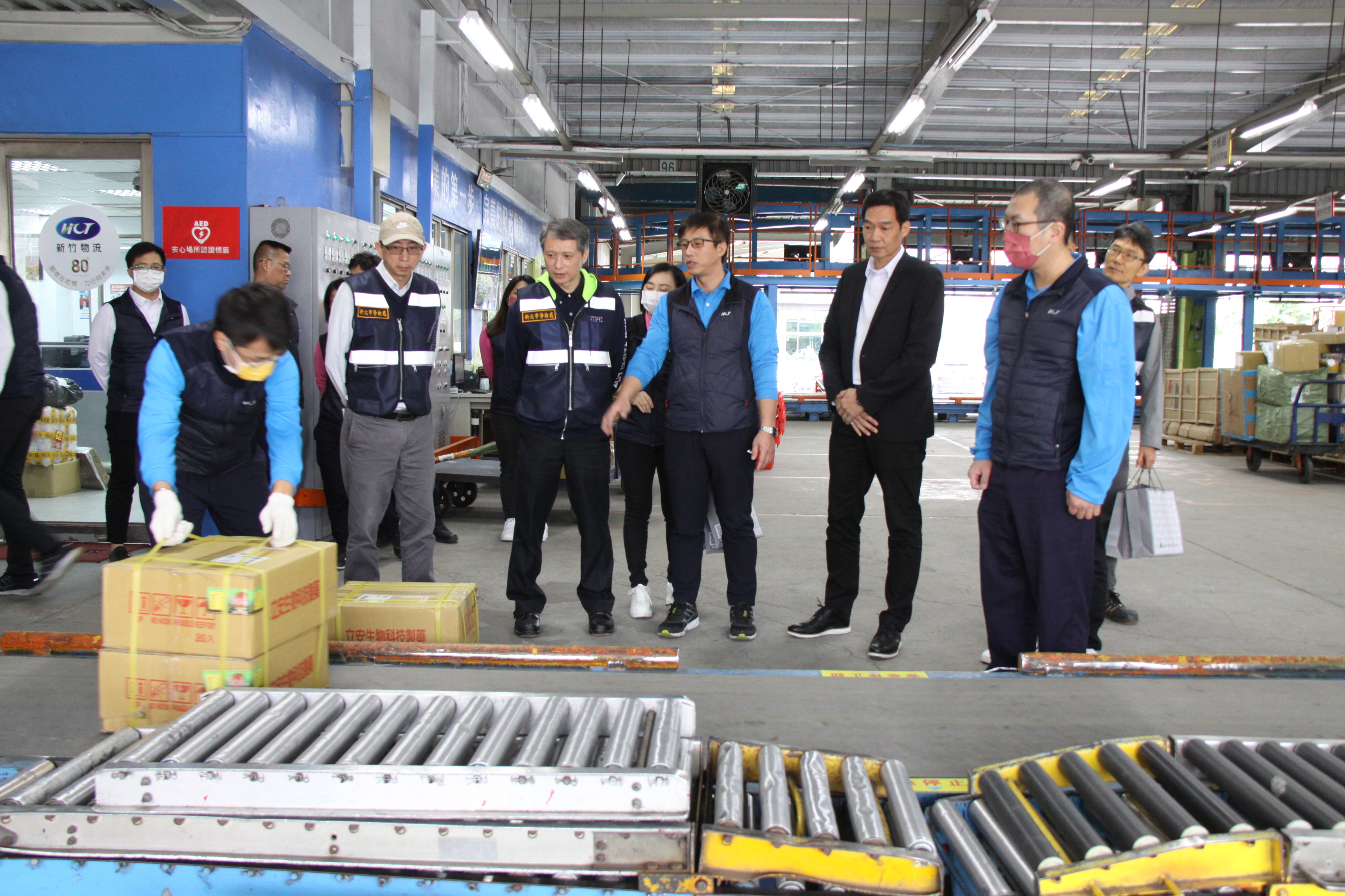圖1、勞工局長陳瑞嘉至新竹物流三重營業所瞭解物流作業，並致贈關懷物品。