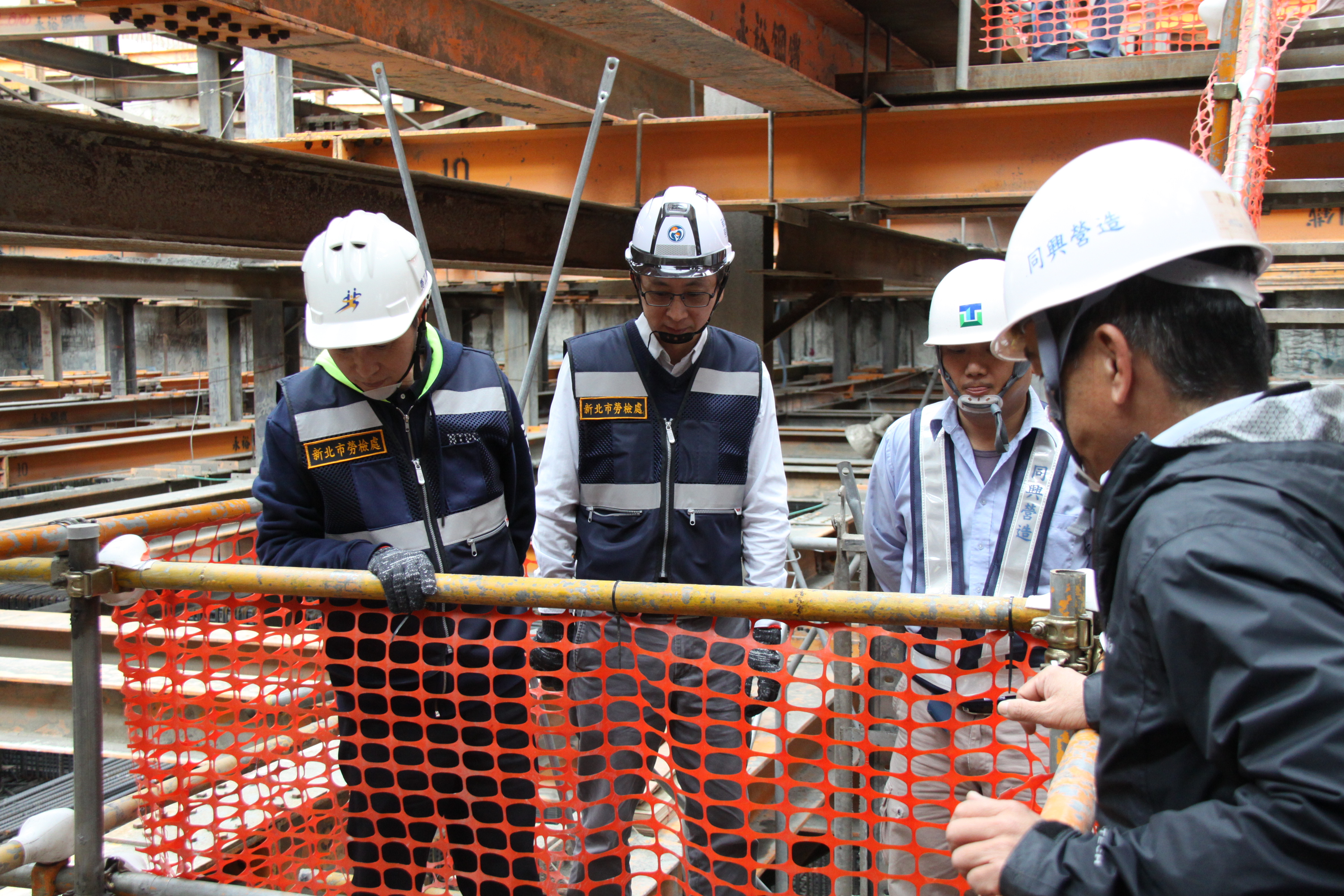  圖4、勞工局長陳瑞嘉前往江子翠德鄰建設工地瞭解施工作業，並致贈關懷物品，提醒勞工注意施工安全。