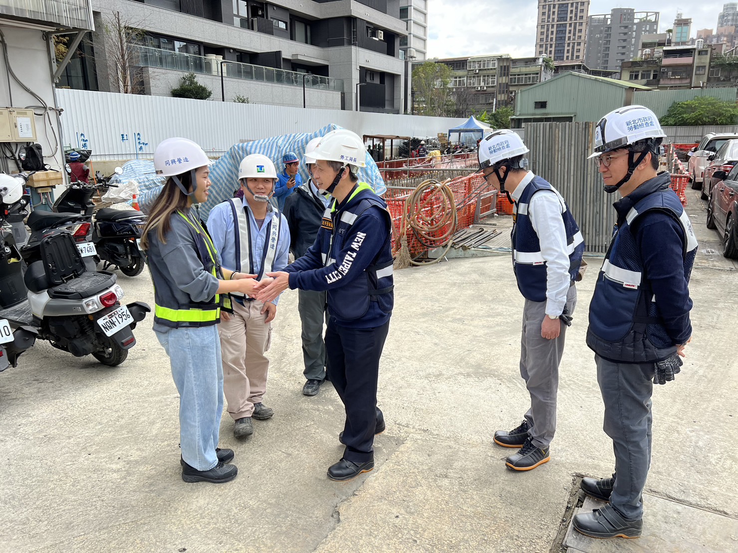圖5、勞工局長陳瑞嘉前往江子翠德鄰建設工地瞭解施工作業，並致贈關懷物品，提醒勞工注意施工安全。