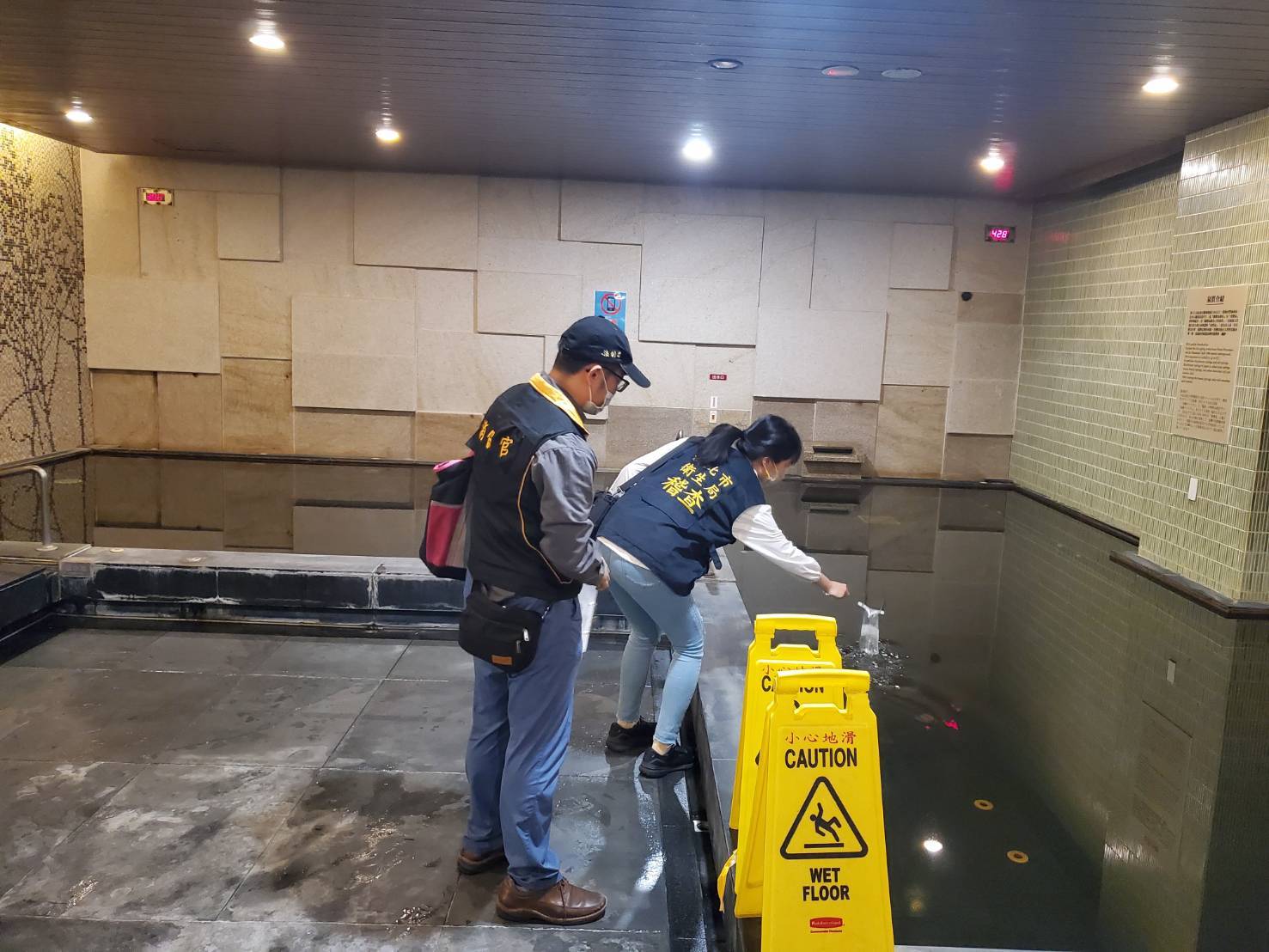 消保官與衛生局稽查水質