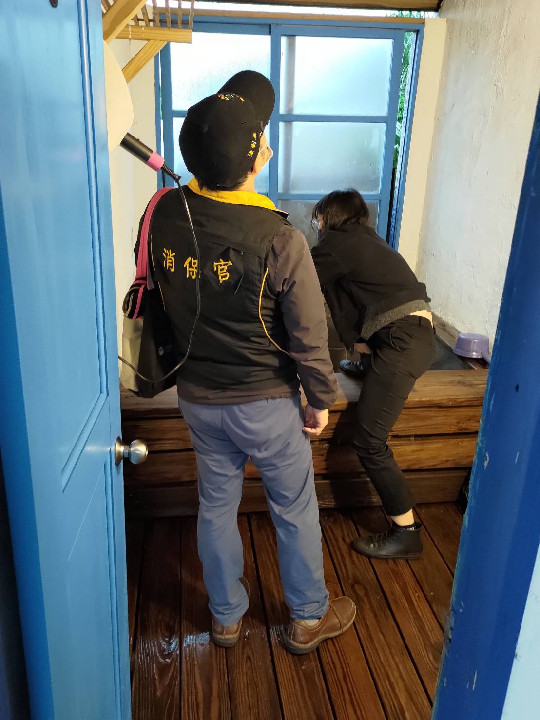 消保官檢視溫泉旅館房間