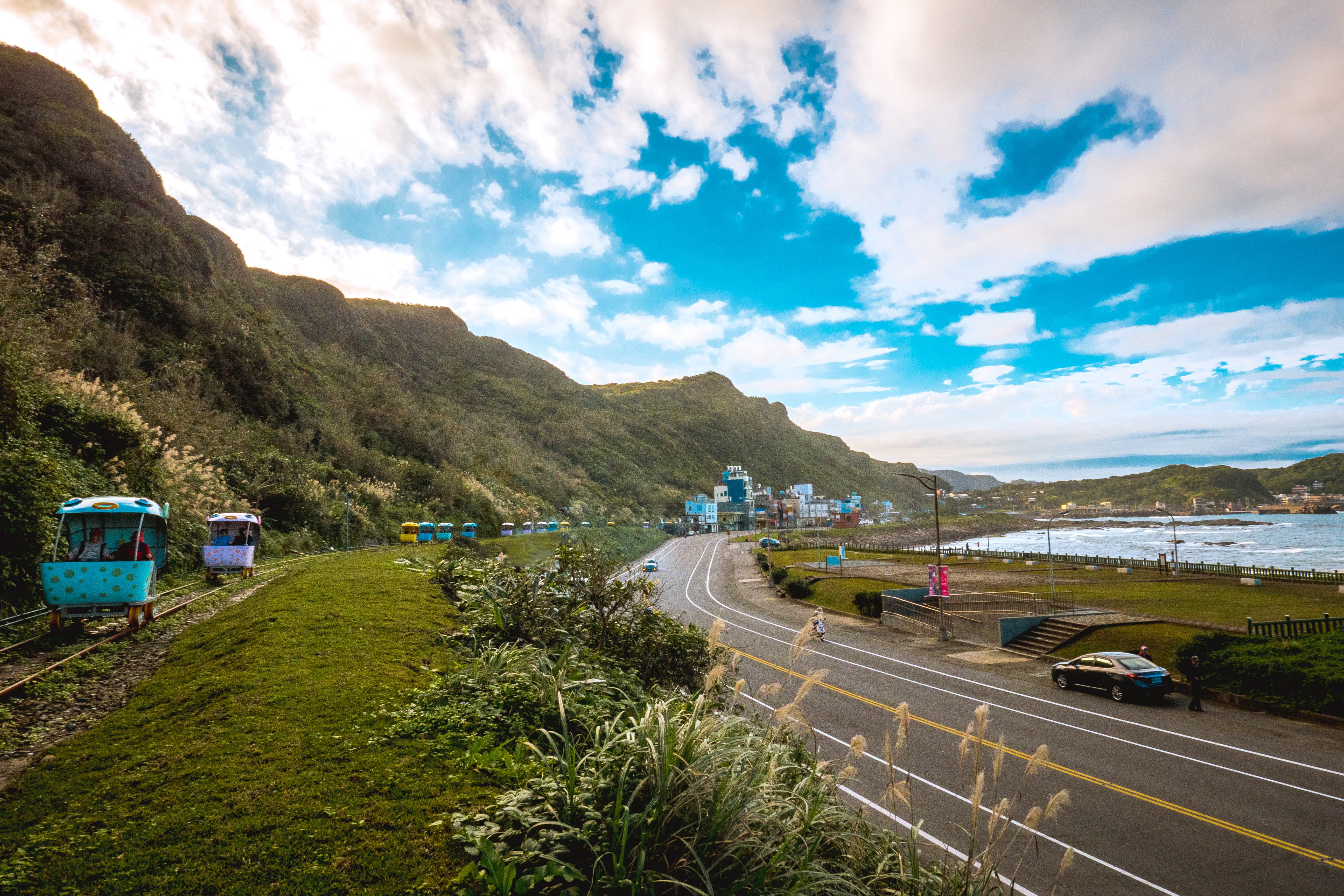全台唯一海岸線鐵道自行車路段，一邊騎乘一邊欣賞絕美山海景緻。