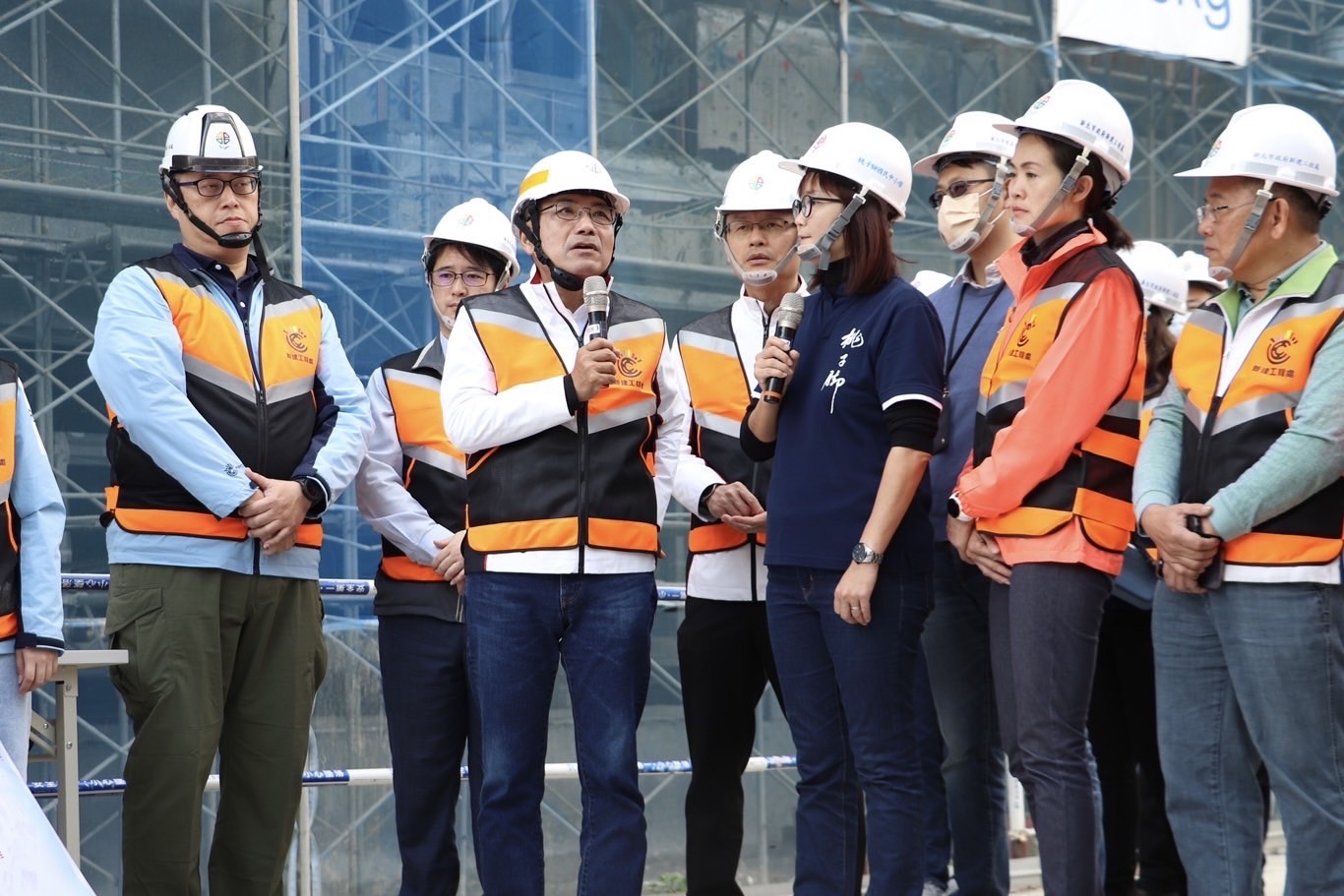 新北市長侯友宜(左2)今日前往桃子腳國民中小學視察工程進度，要求施工團隊如期如質完成，讓學童有安全舒適的教學環境，本工程預計113年7月底完工。