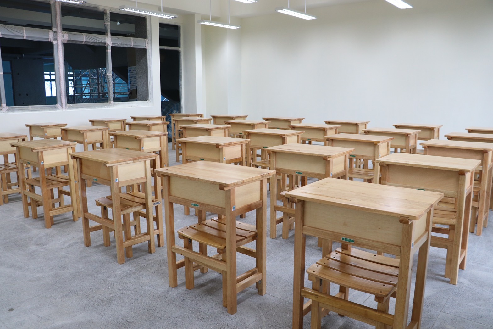 新北市政府利用學校西北側平面停車場新建桃子腳第三期校舍暨共構幼兒園，完工後包含9間幼兒園活動室、22間普通教室、5間特教教室、6間專科教室及行政空間等。