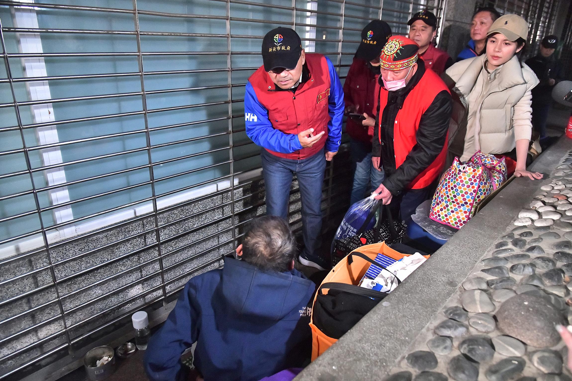 侯友宜市長率領市府團隊前往新莊體育園區夜訪街友，關心他們身體。