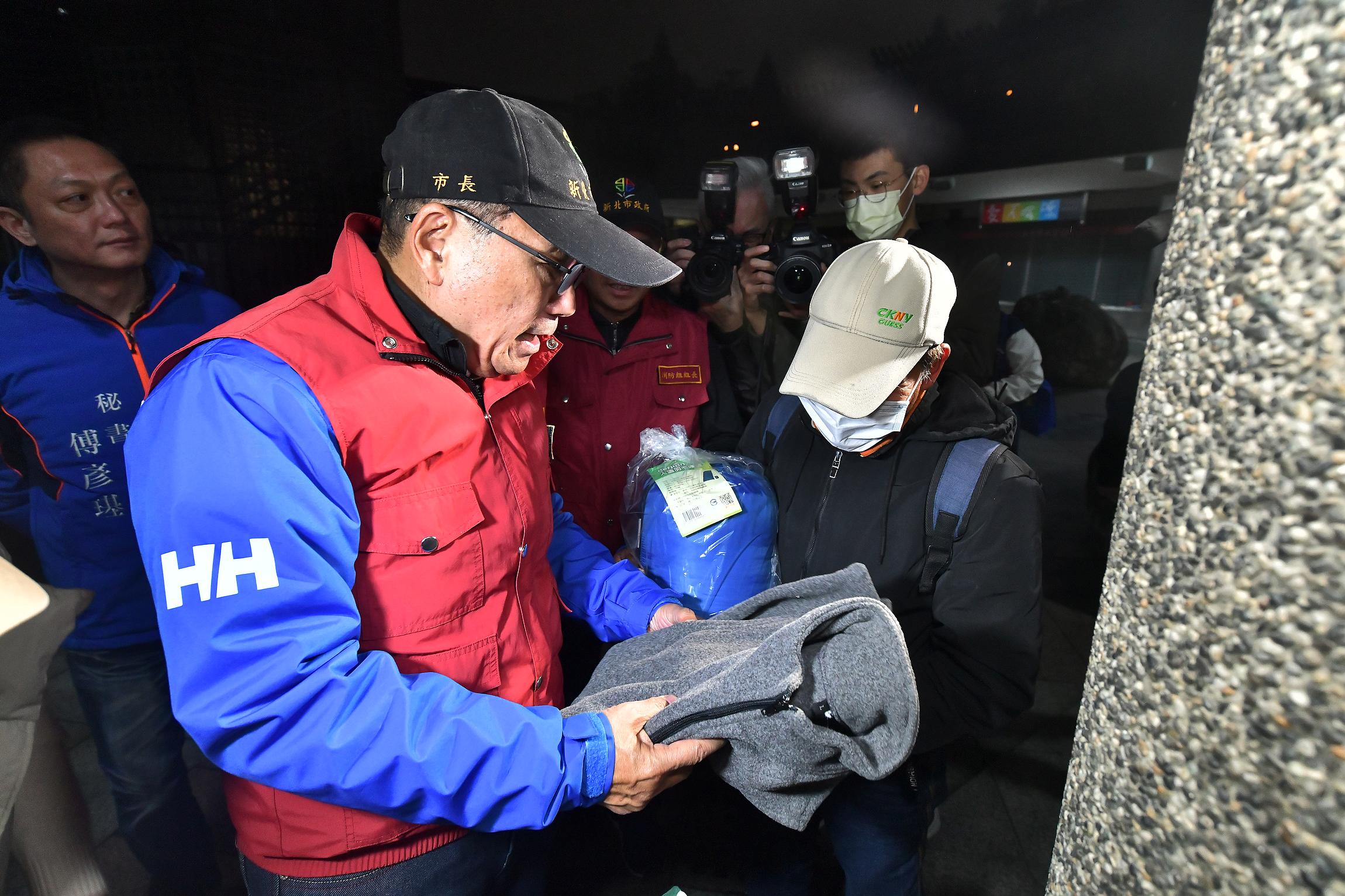 侯友宜市長希望街友能夠接受安置，住進中途之家或與市府簽約的旅社。
