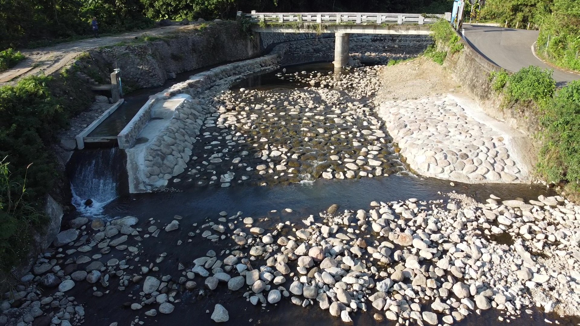 公司田溪埤島橋下游攔河堰敲除後，縱向生物廊道恢復，水流狀況良好