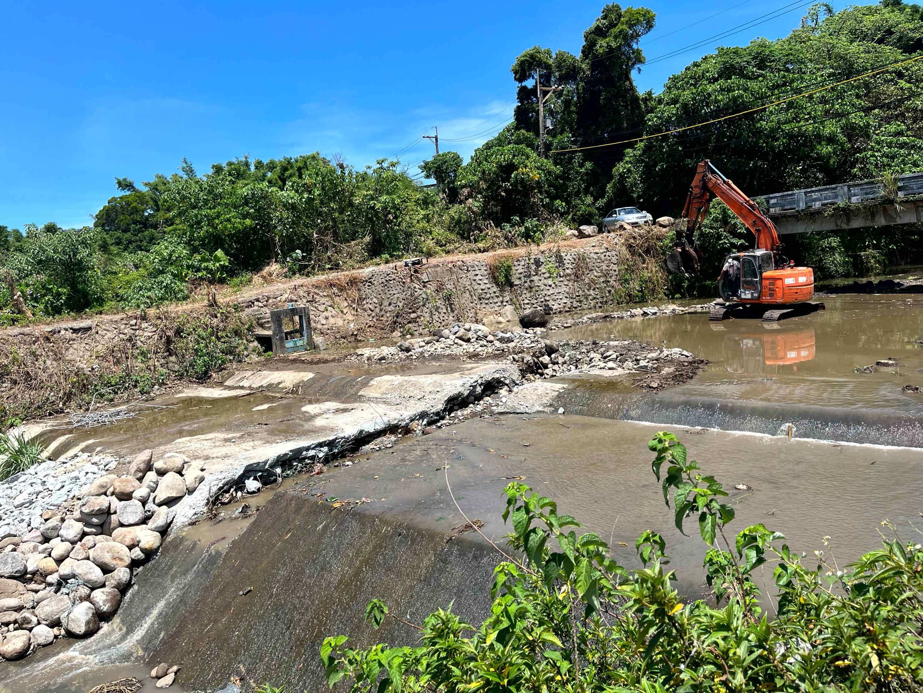 公司田溪埤島橋下游攔河堰進行拆除施工中