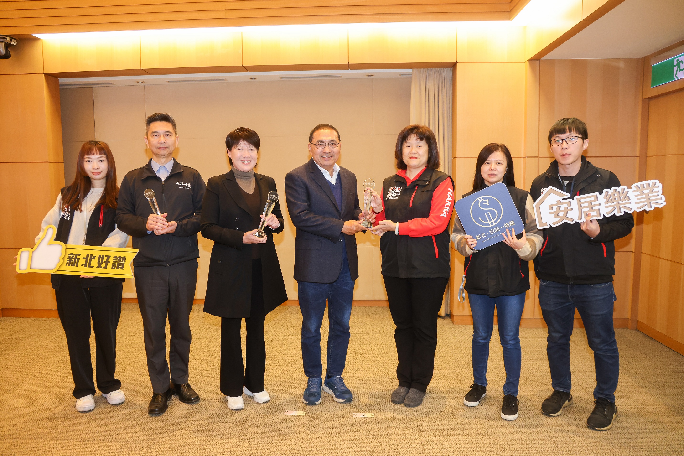 今日由經發局長何怡明(右3)、宏匯集團總經理崔梅蘭(左3)及台灣世曦工程顧問股份有限公司經理張正育(左2)在市政會議獻獎。
