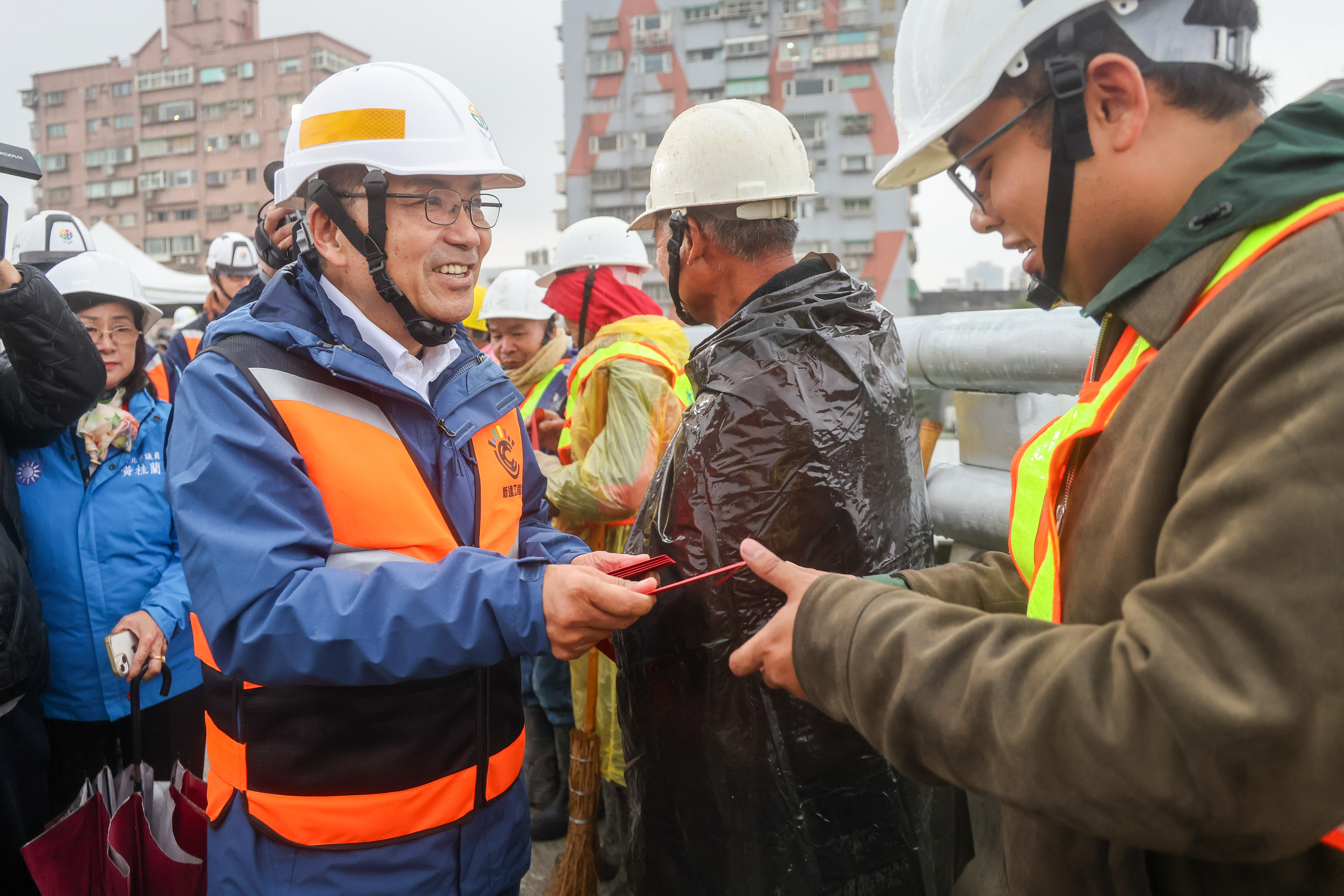 侯友宜市長視察三重區環河北路二段往台北市方向增設機車道工程，發送春節福袋慰勞辛苦工程人員