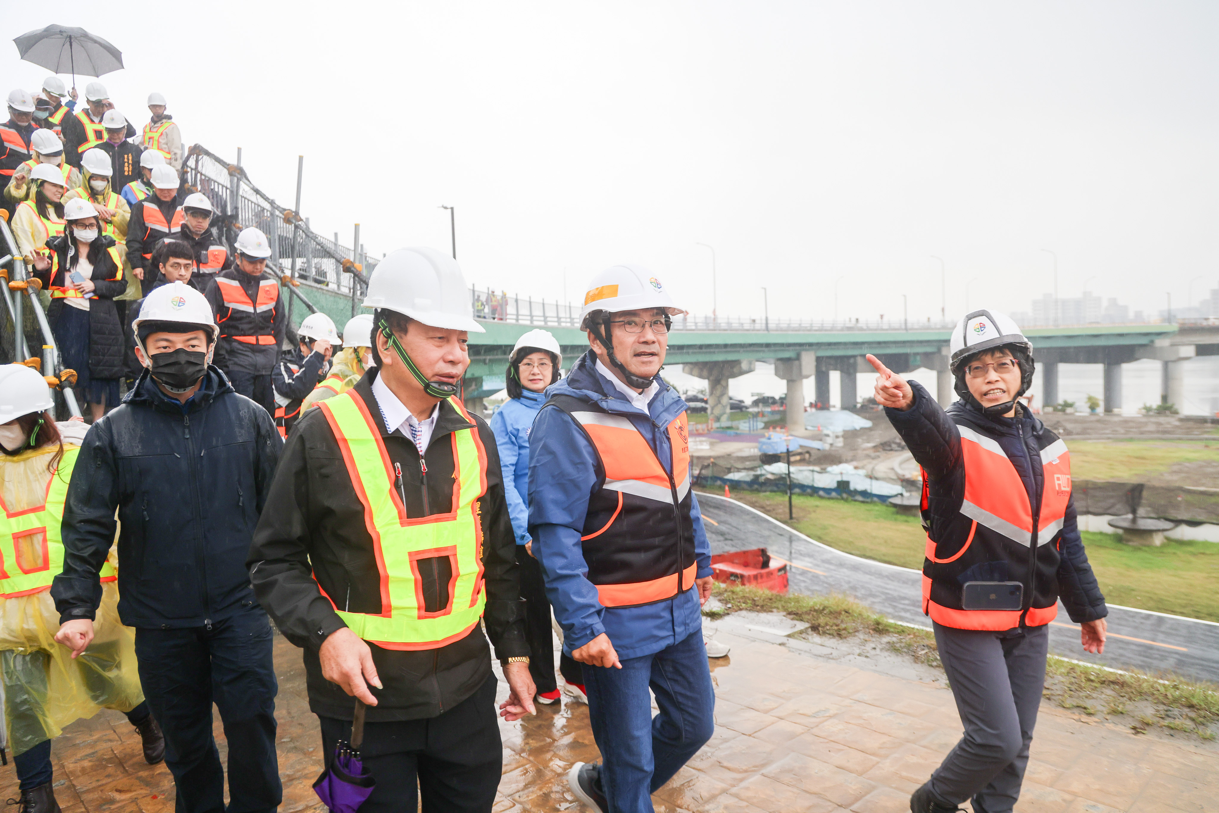 侯友宜市長視察三重區環河北路二段往台北市方向增設機車道工程