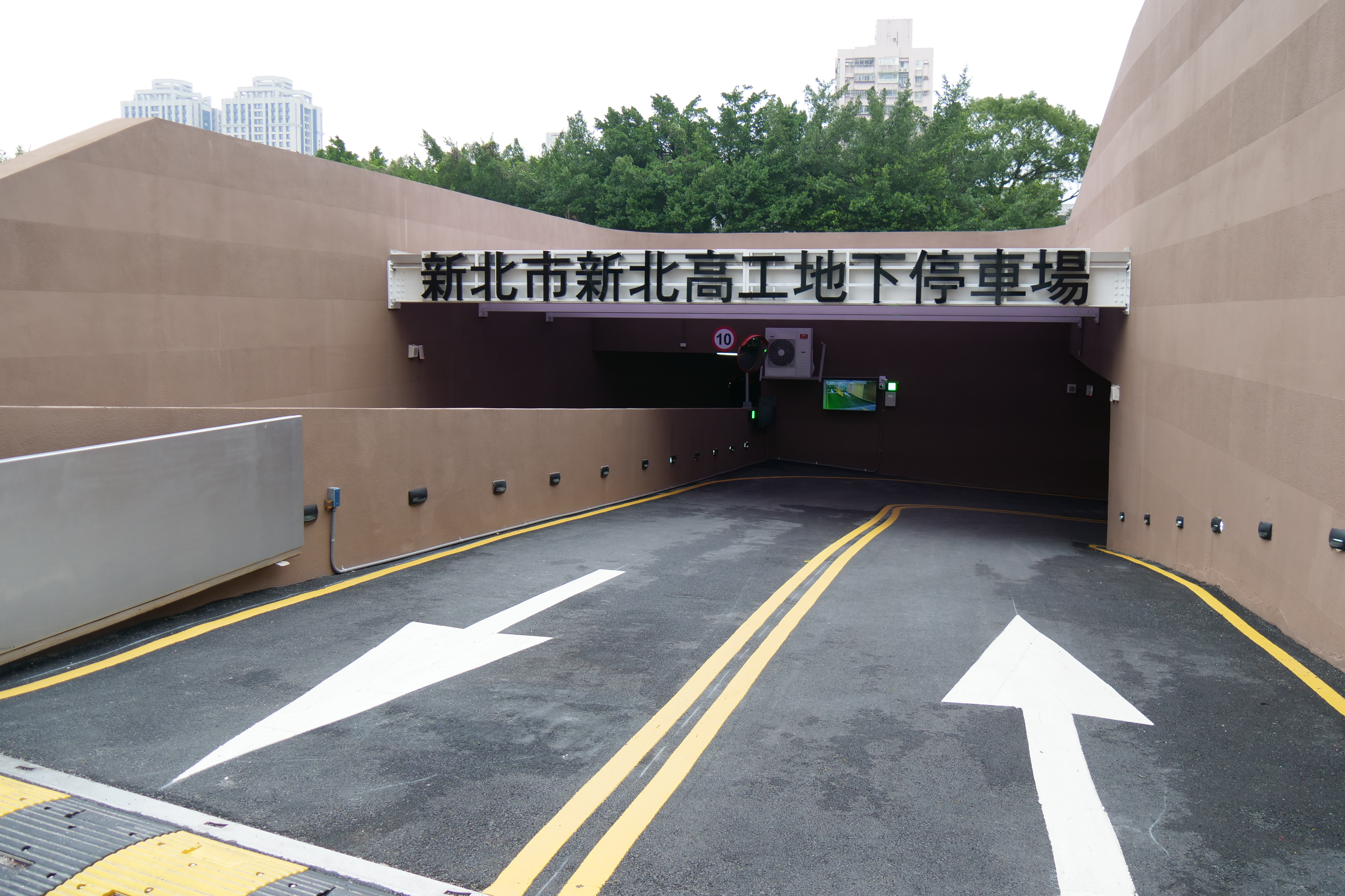 土城區新北高工地下停車場自下周一（29日）起開放免費停車一個月