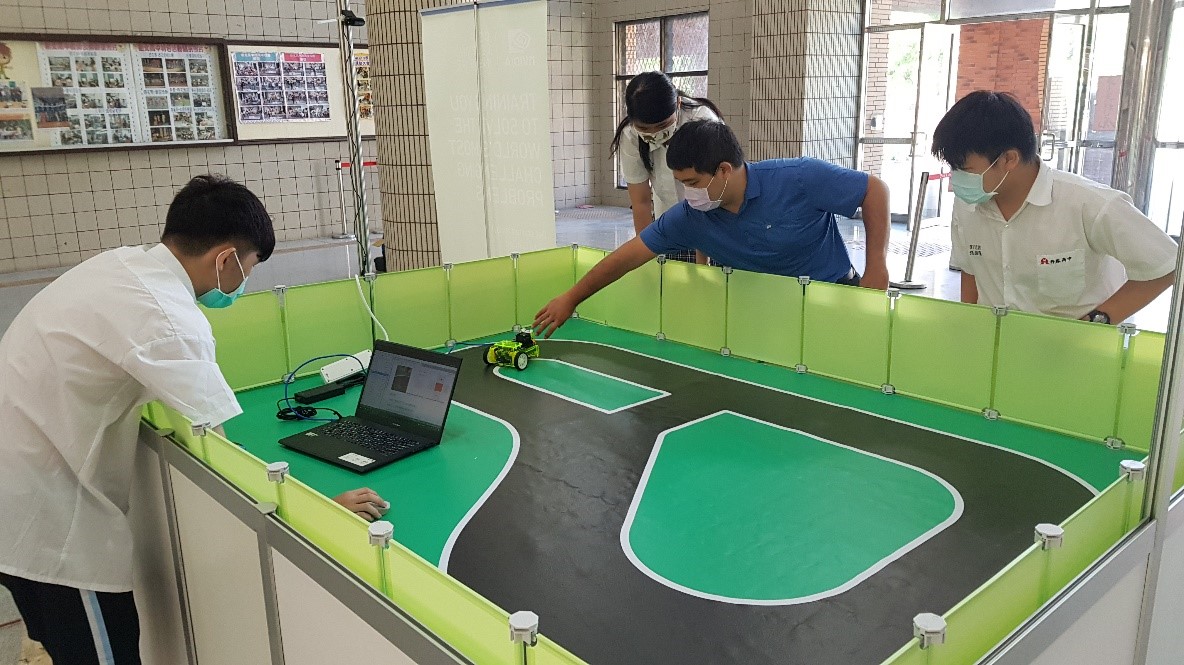 參賽師生將使用 NVIDIA JetBot 開放原始碼訓練自駕車機器學習，完成道路障礙識別挑戰。