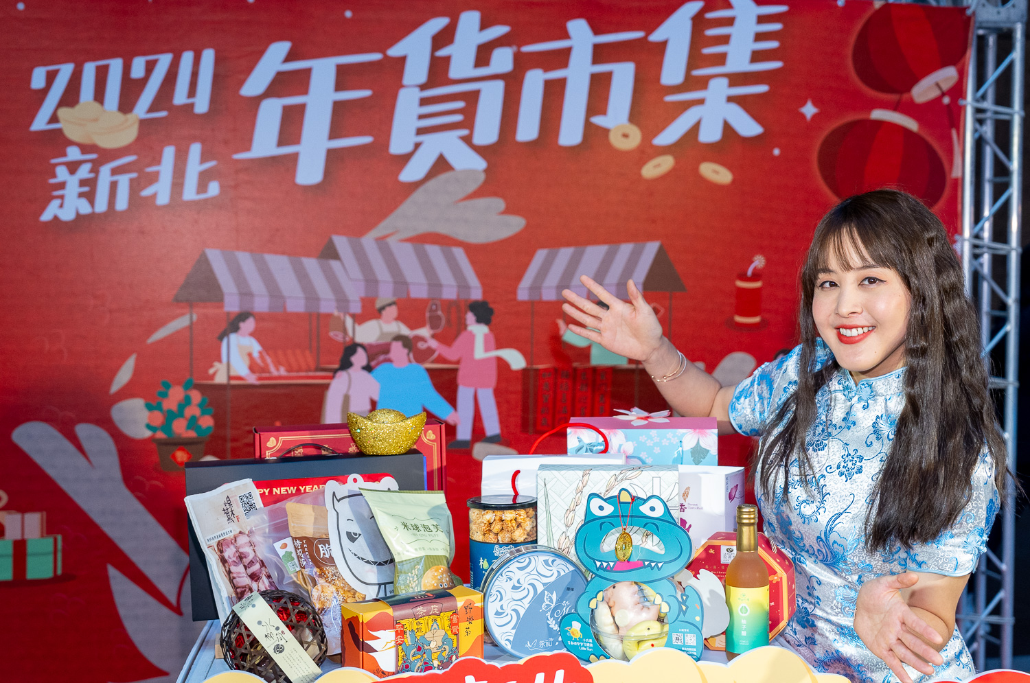凡於活動現場任選兩家消費不限金額，憑發票或收據到大會服務台即可參加好運龍來抽獎