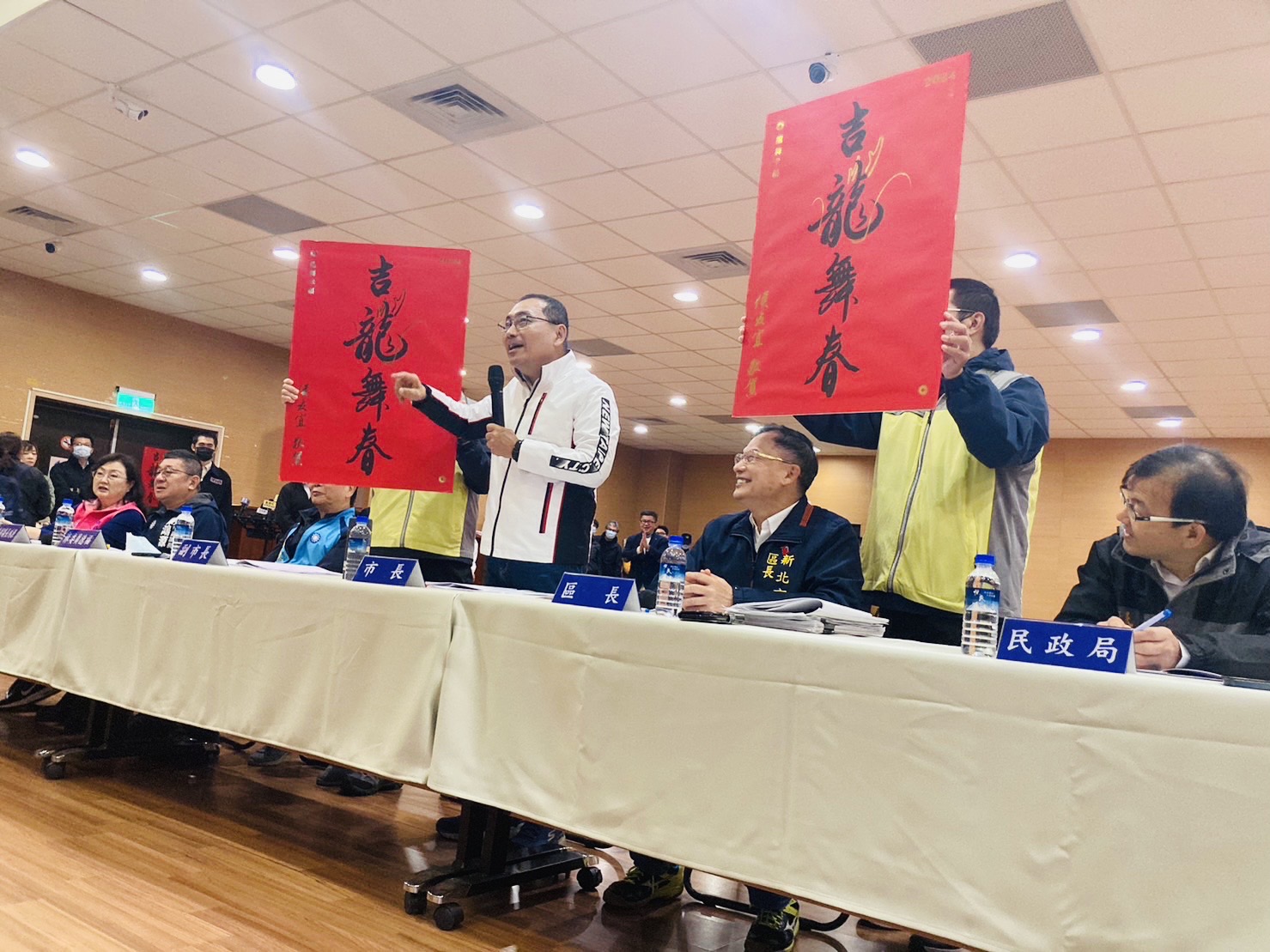 春節將至，侯市長祝福里長們吉龍舞春(錢都有餘)、龍舞春吉(都有餘錢)、龍舞春(事事都有餘裕)、龍舞吉(都有錢)。