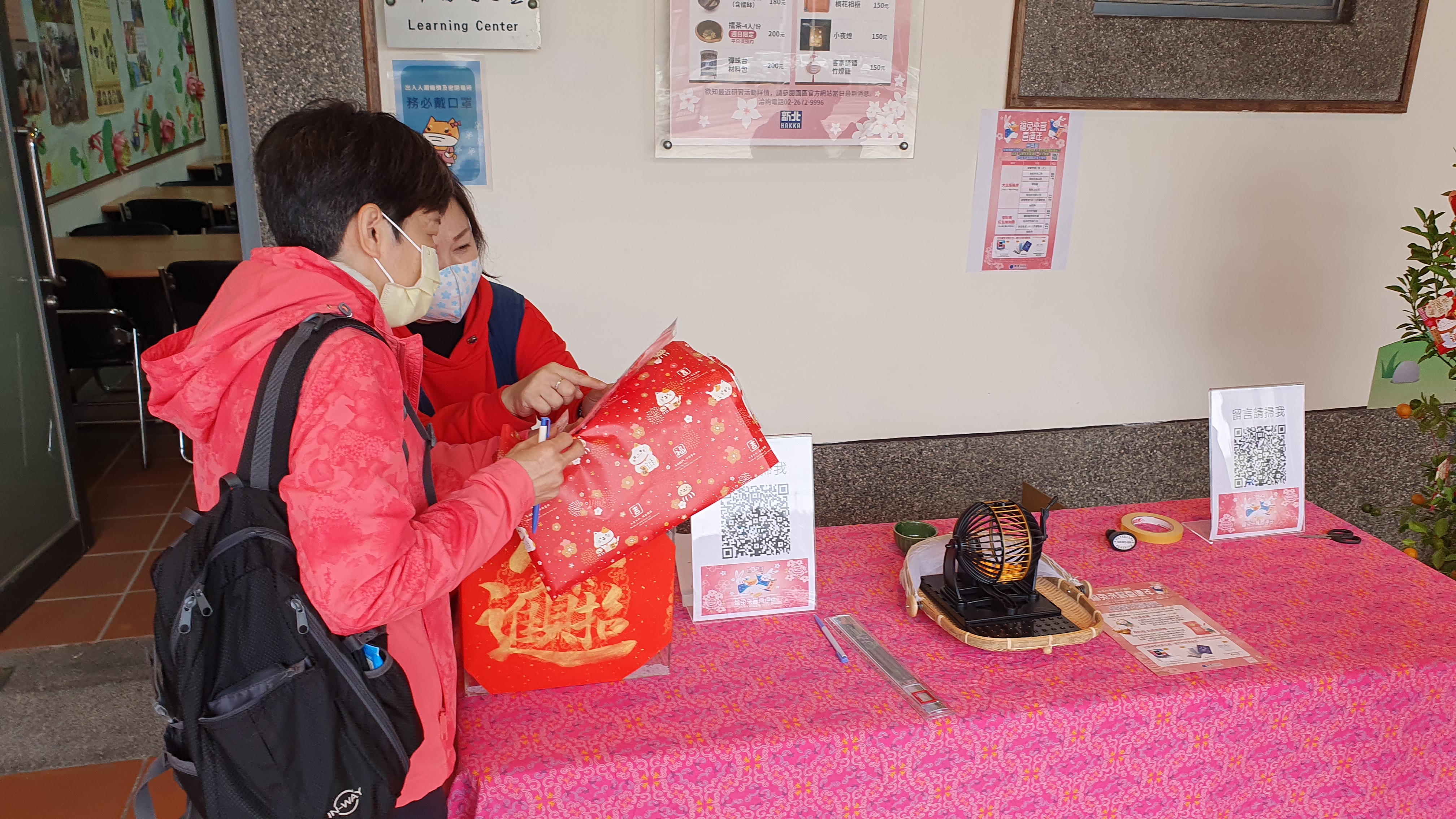 初二入園參與「龍入客家綠生活淨零排放歡樂年」活動，參加抽獎試手氣