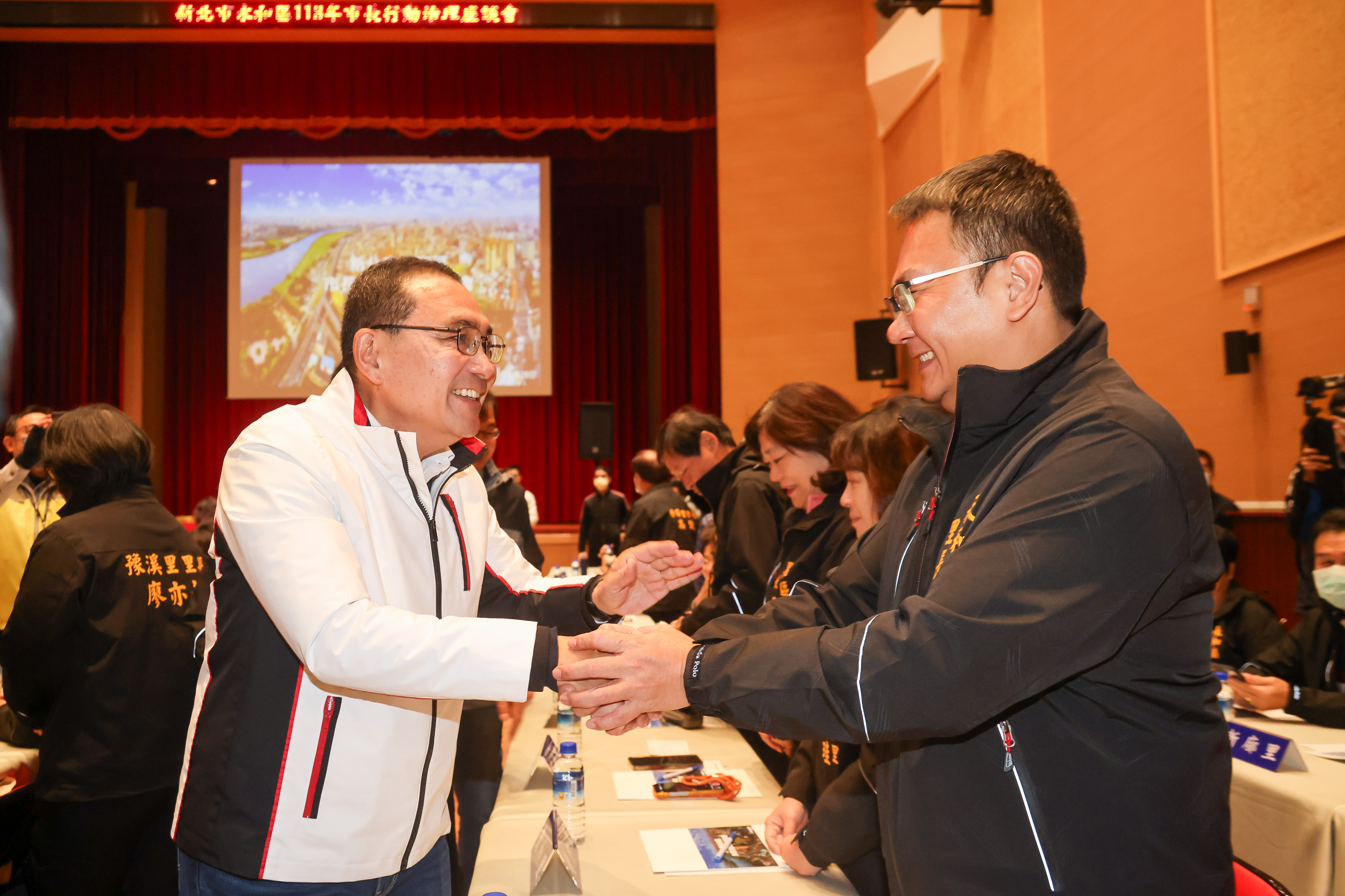 新北市政府透過行動治理走入各區與里長面對面溝通，解決地方大小事