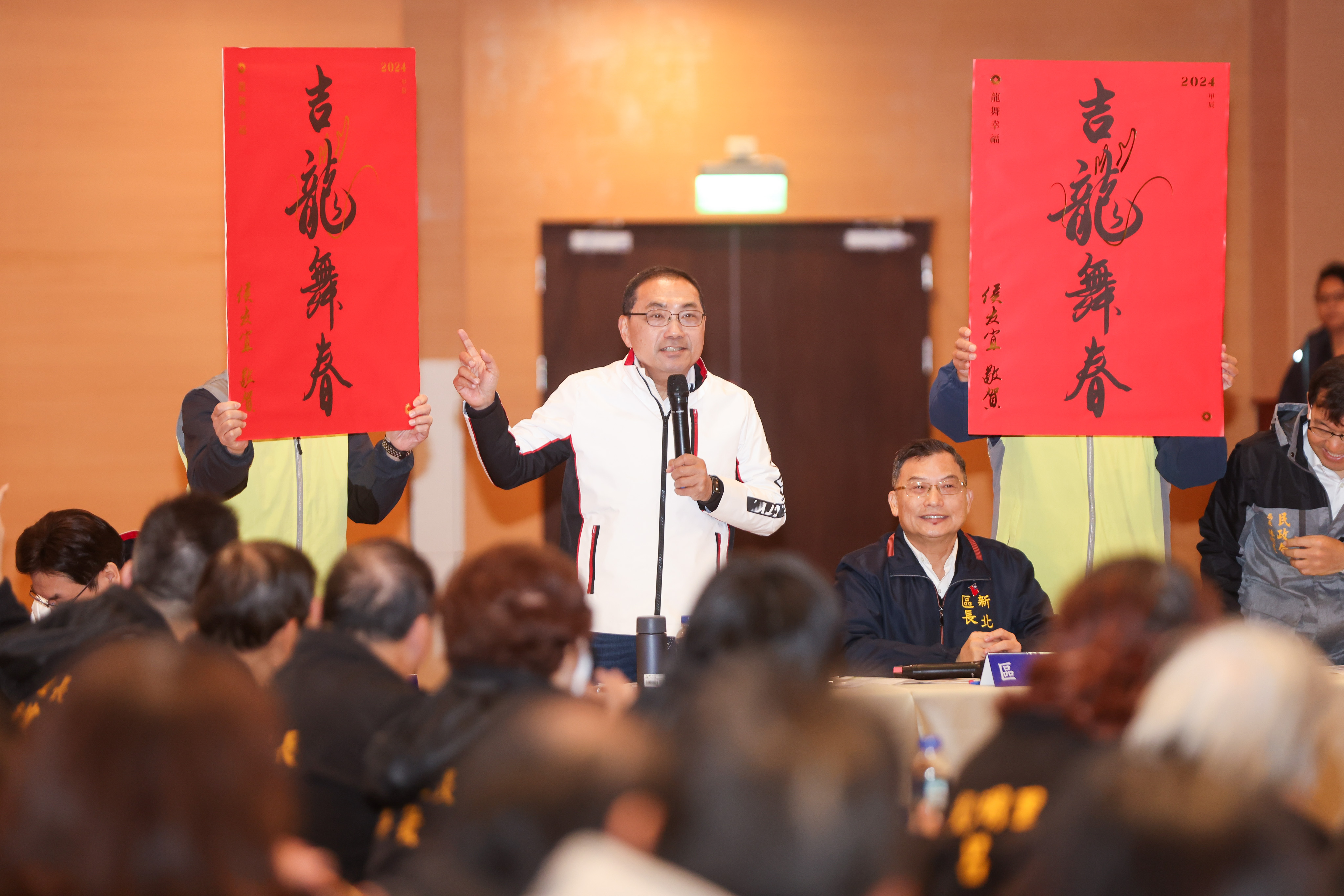 農曆春節將至，侯友宜送上今年新北「吉龍舞春」春聯祝福里長