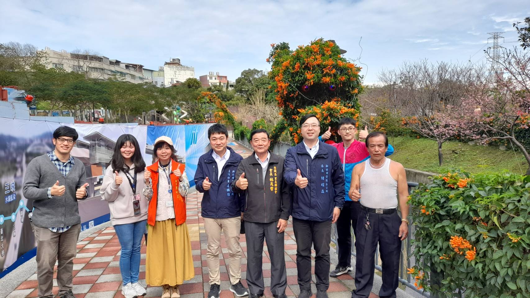 區長與里長及志工於炮仗花龍前合影
