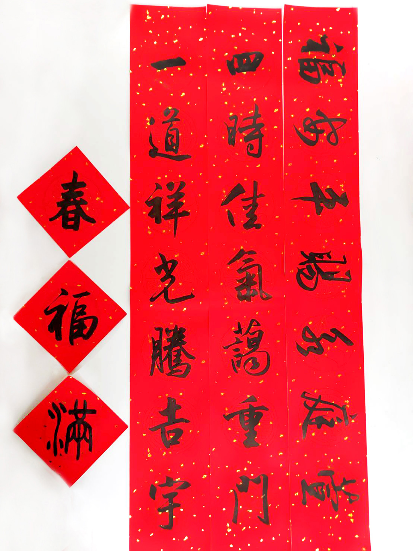  「馬卡龍寫春聯」大師揮毫領春聯，邀請陳錦木書法老師至園區親筆揮毫，符合指定條件便有機會獲得對聯一副
