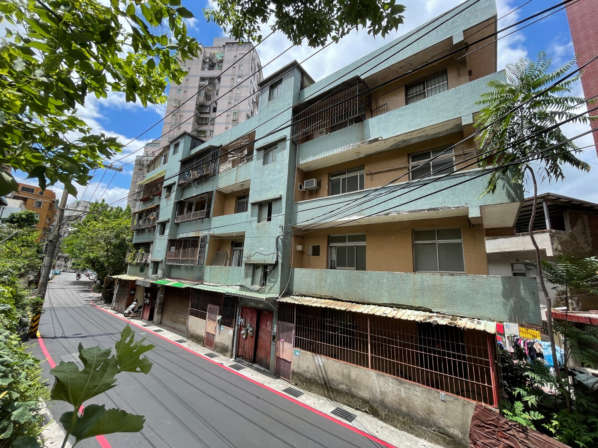 圖1-更新前建築物外觀老舊且多處磁磚掉落
