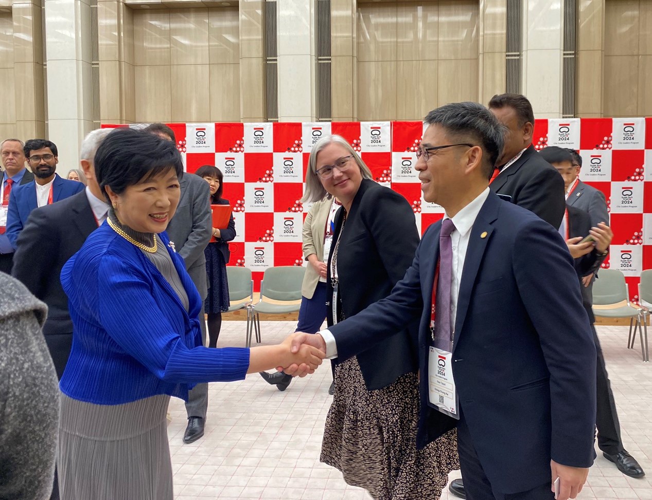 副秘書長柯慶忠(右)與東京都知事小池百合子(左)致意交流。