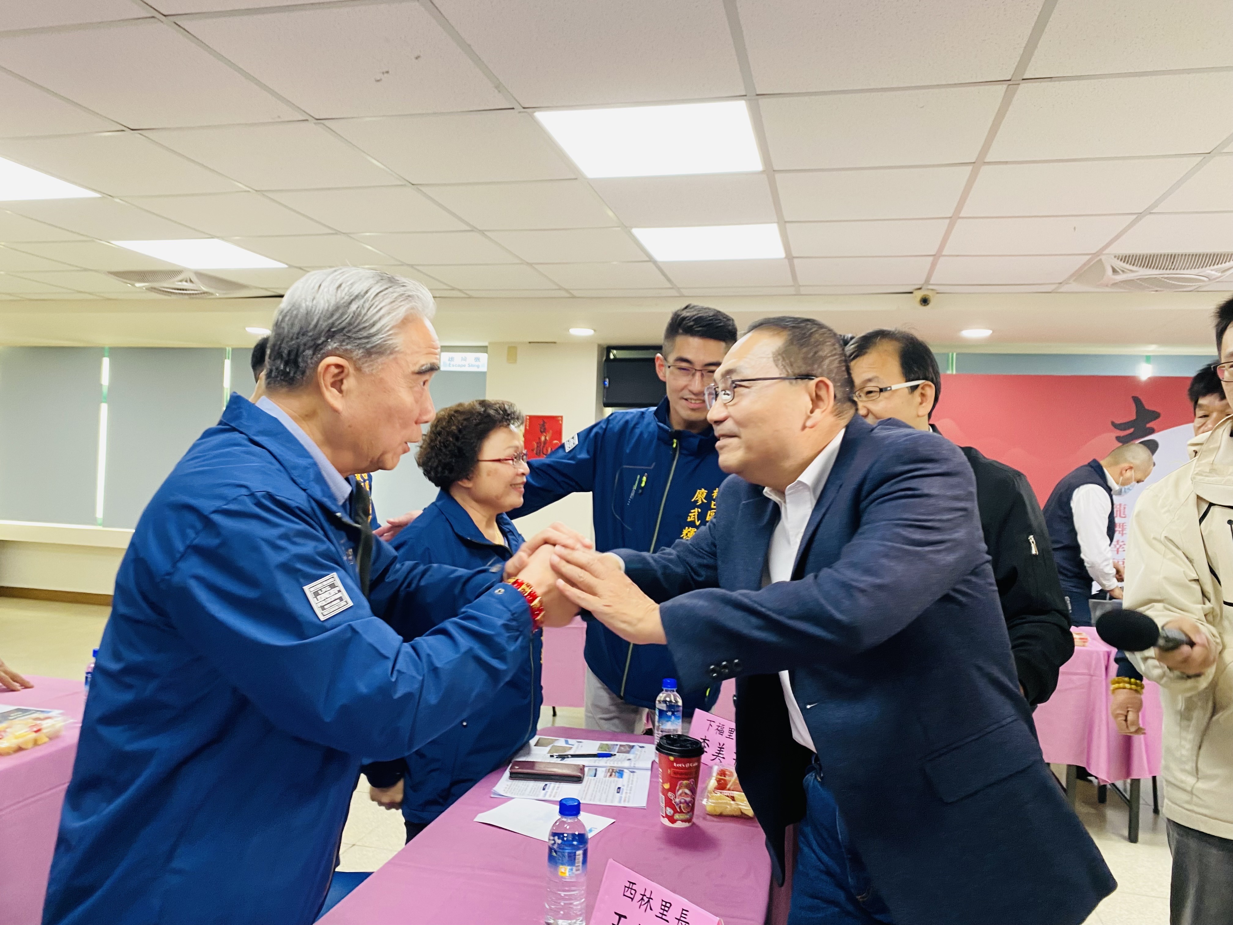 新北市長侯友宜今(31)日赴林口區公所進行行動治理座談會，感謝里長第一線反映在地聲音