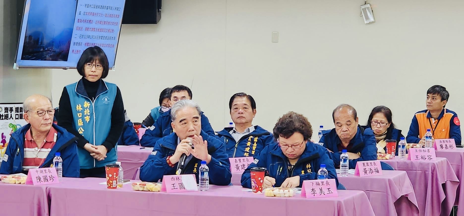 座談會中里長就提案表達建議