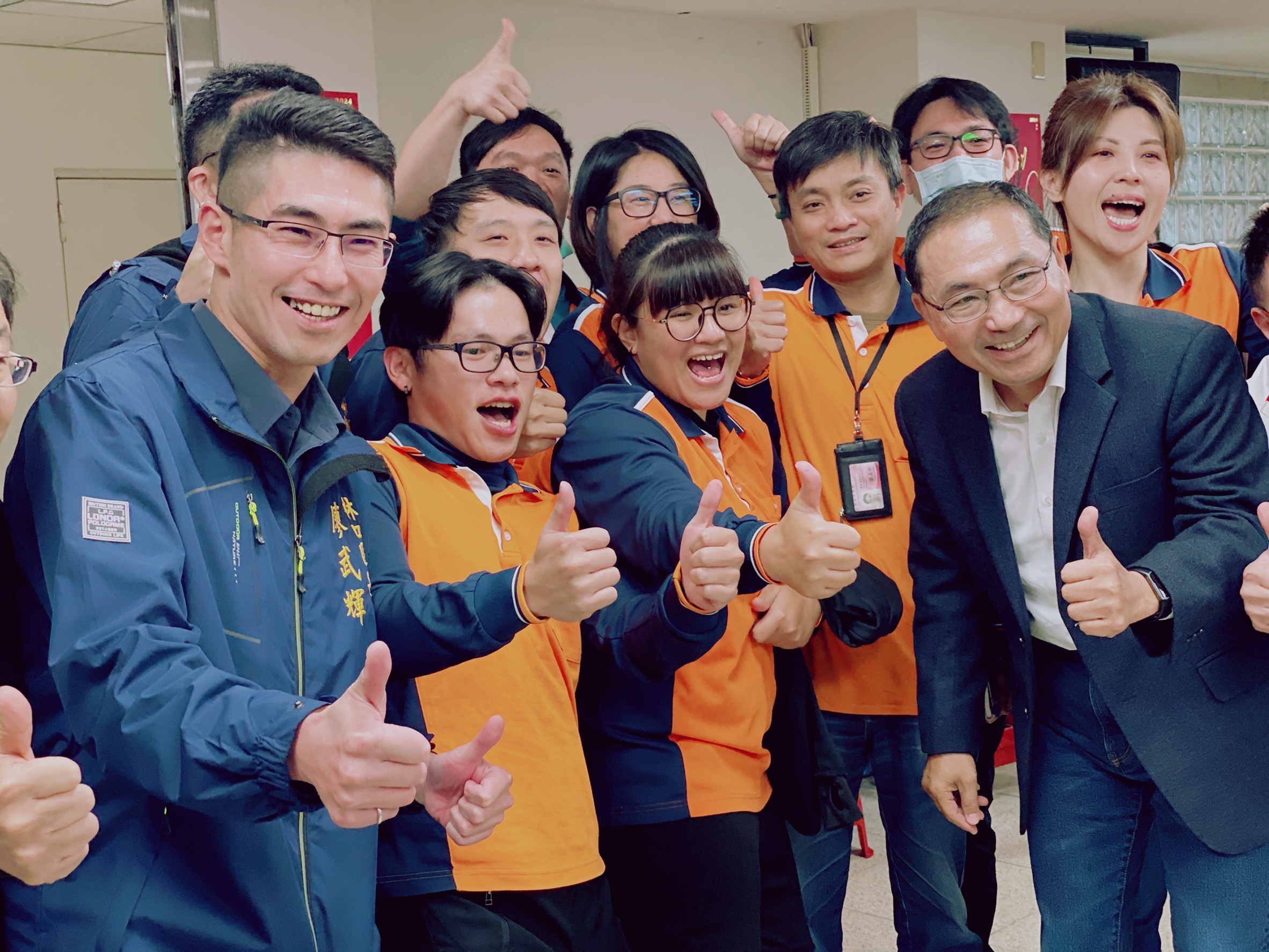 市長親切與清潔隊合影