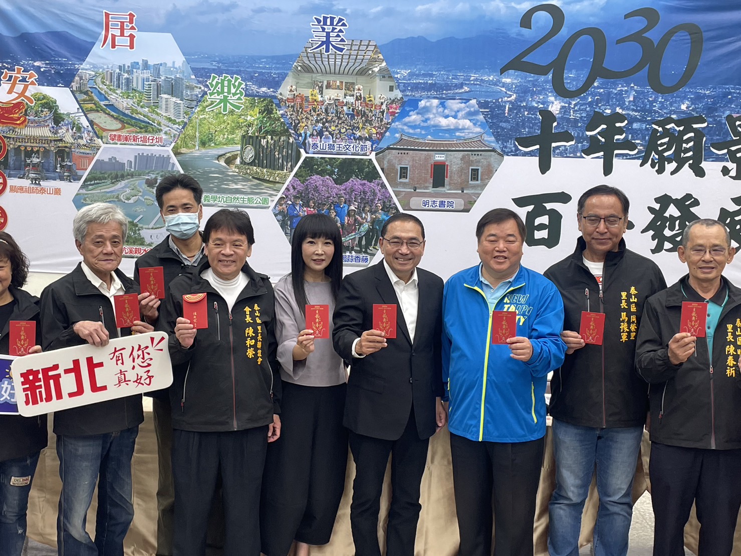 侯友宜也送上今年新北「吉龍舞春」春聯以及小福袋。