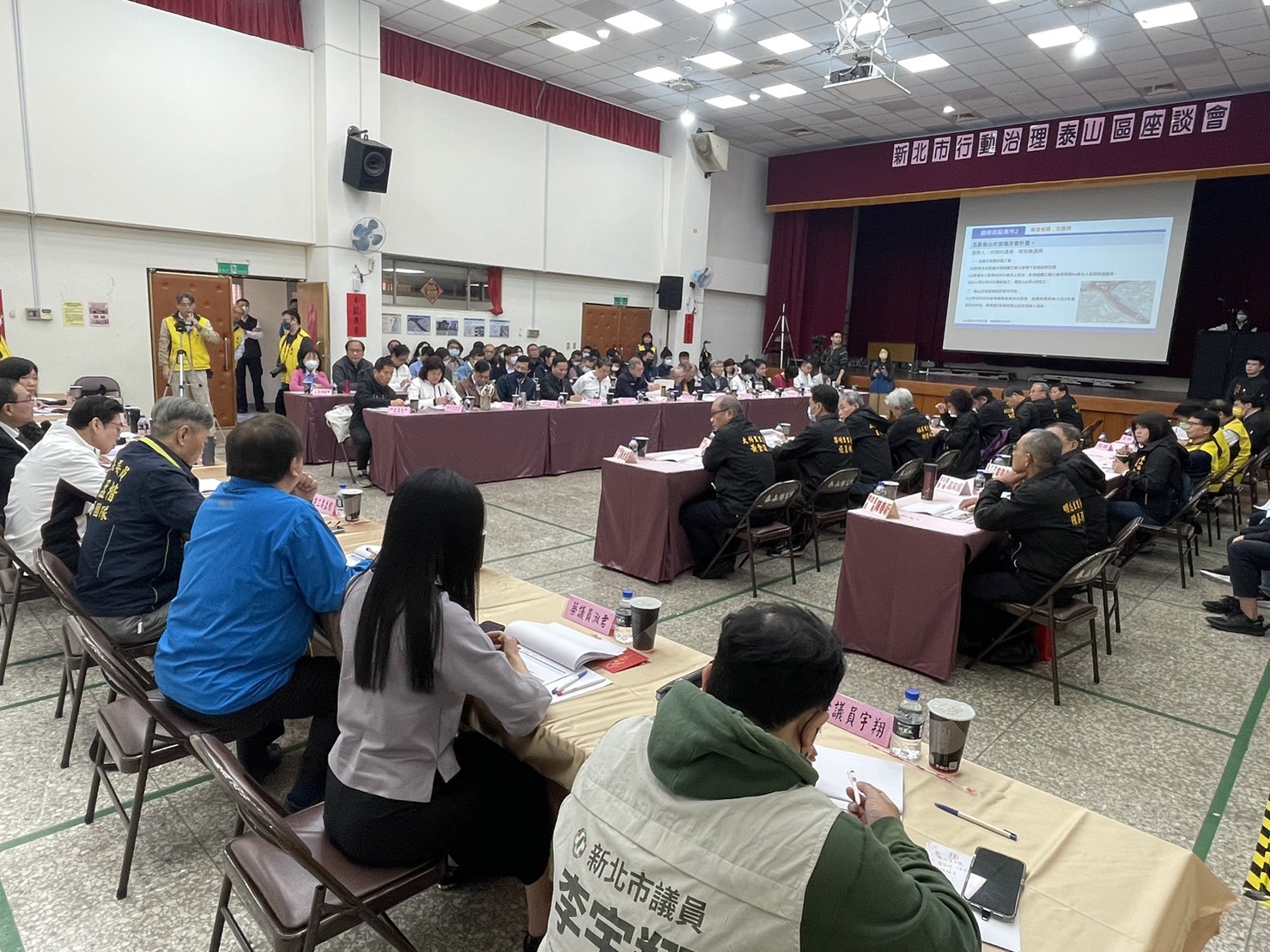 會中就交通建設、汙水下水道接管工程、塭仔圳重劃區規劃及對里基層工作經費運用的調整等進行討論。