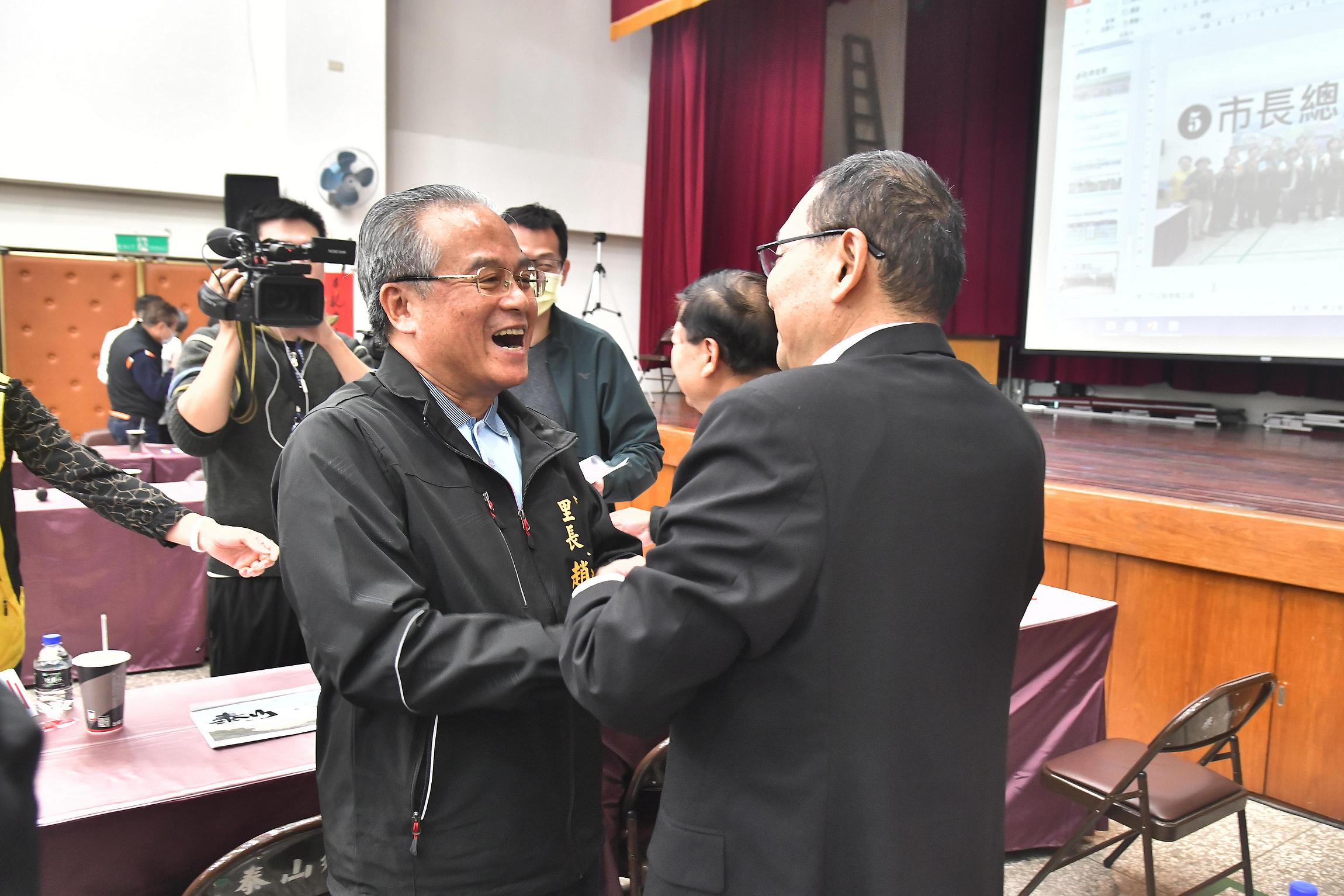 農曆春節將至，侯市長也祝福里長們吉龍舞春