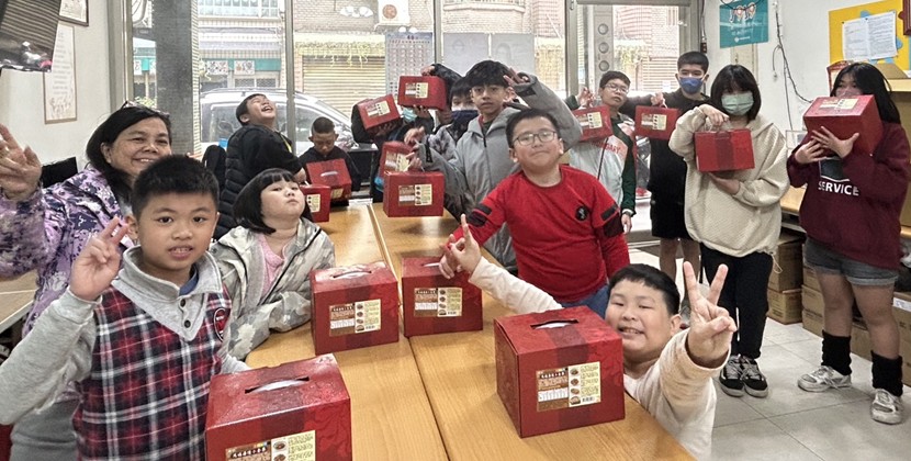  唐氏症基金會轉贈的年菜送到新北市小衛星給弱勢兒少