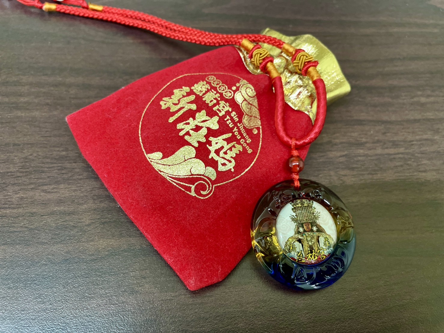  即日起至初五（2月14日)到一村走春，就有機會領取宮廟加持的「平安護身項鍊」
