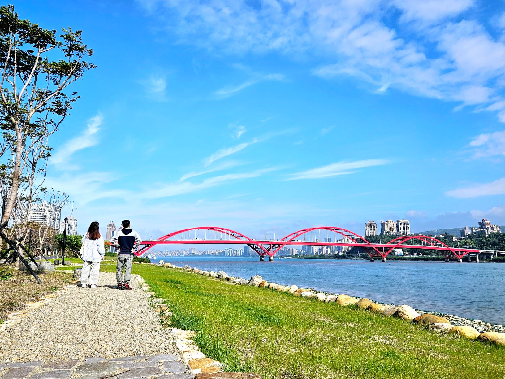 漫步於彷彿融入自然懷抱之淡水河左岸步道
