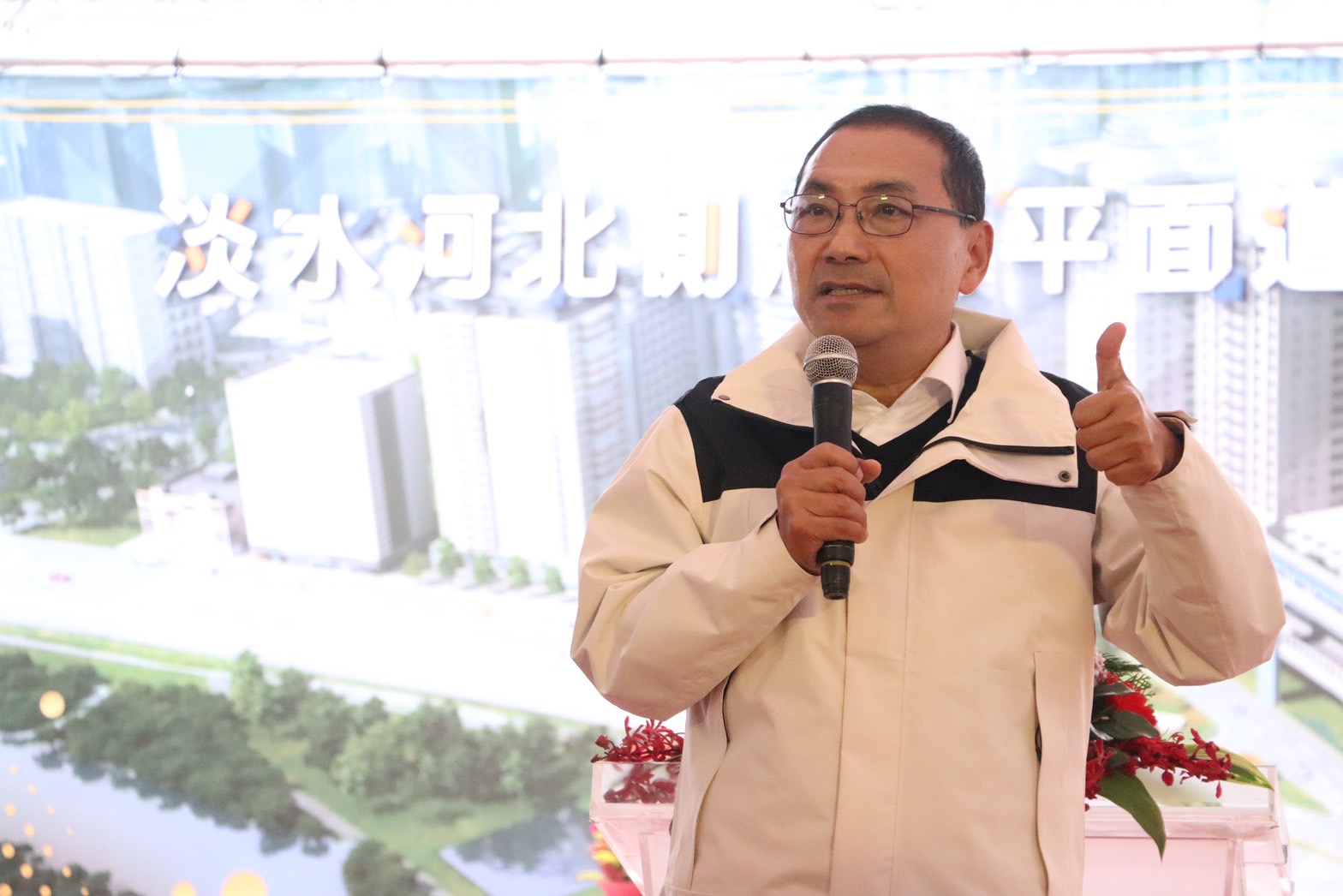 新北市長侯友宜、行政院、交通部及內政部等中央、地方官員共同主持淡北道路動土典禮，侯市長致詞時指示施工團隊務必確保施工品質與安全，並達成118年完工通車目標，讓淡水居民擺脫交通夢魘。