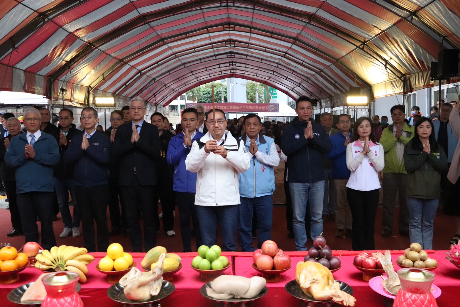 新北市長侯友宜(中)、中央、地方民意代表及與會來賓們共同祈求淡北道路工程開工順利，期許工程完工後讓淡水往返台北的居民更便利。