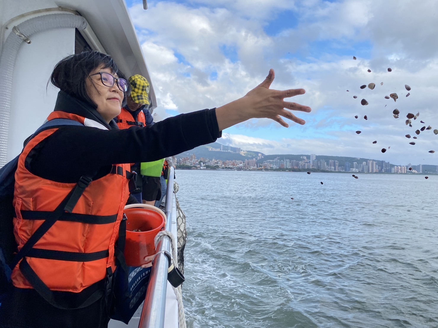 圖10_淡水文蛤放流 (淡水區漁會提供)